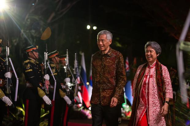 Perdana Menteri Singapura Lee Hsien Loong bersama Ibu Ho Ching tiba di Hutan Kota GBK untuk menghadiri Gala Dinner KTT ke-43 ASEAN di Jakarta, Rabu (6/9/2023).