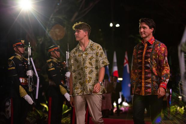 Perdana Menteri Kanada Justin Trudeau bersama anaknya Xavier Trudeau tiba di Hutan Kota GBK untuk menghadiri Gala Dinner KTT ke-43 ASEAN di Jakarta, Rabu (6/9/2023).