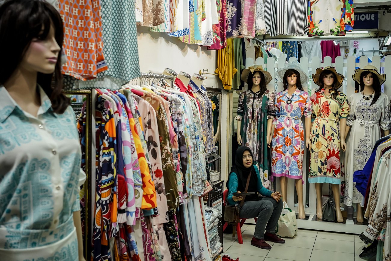 Suasana perdagangan pakaian di Blok A dan Blok B Tanah Abang, Jakarta, Rabu (13/9). Persaingan dagang di platform e-commerce membuat para pejual konvensional di Pasar Tanah Abang sepi pembeli.