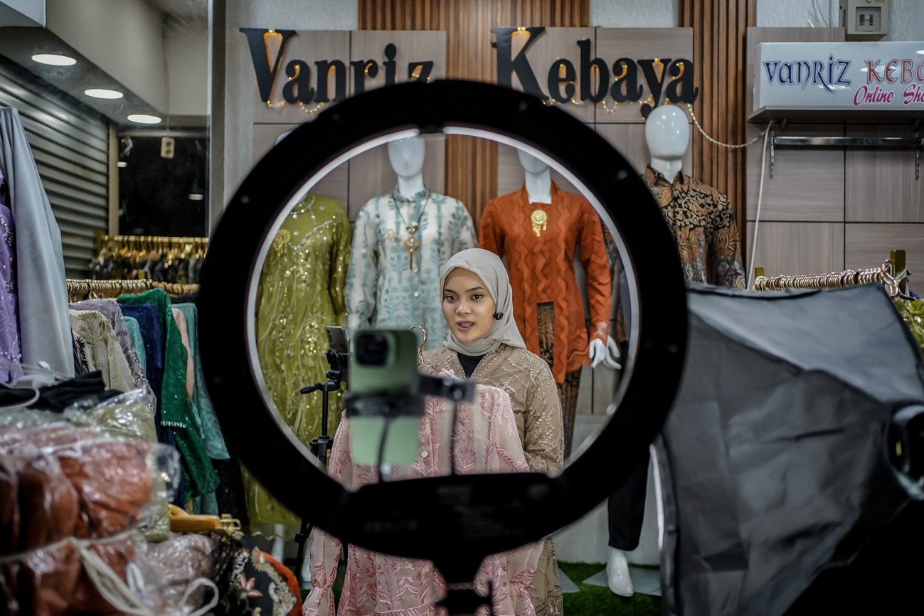 Pedagang menjual pakaian secara daring melalui sociam media Tik-tok Live di Blok A dan Blok B Tanah Abang, Jakarta, Rabu (13/9). Persaingan dagang di platform e-commerce membuat para pejual konvensional di Pasar Tanah Abang sepi pembeli.