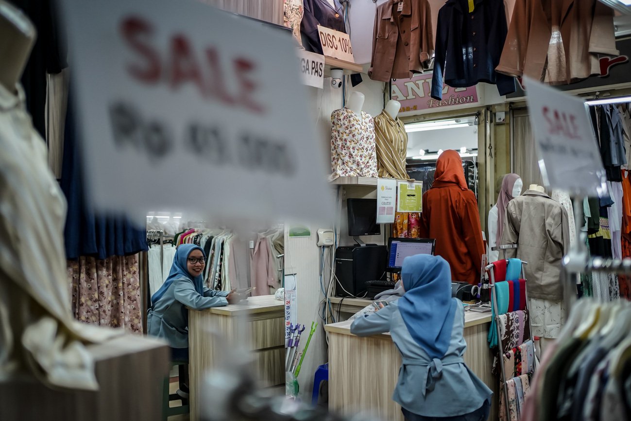 Suasana perdagangan pakaian di Blok A dan Blok B Tanah Abang, Jakarta, Rabu (13/9). Persaingan dagang di platform e-commerce membuat para pejual konvensional di Pasar Tanah Abang sepi pembeli.