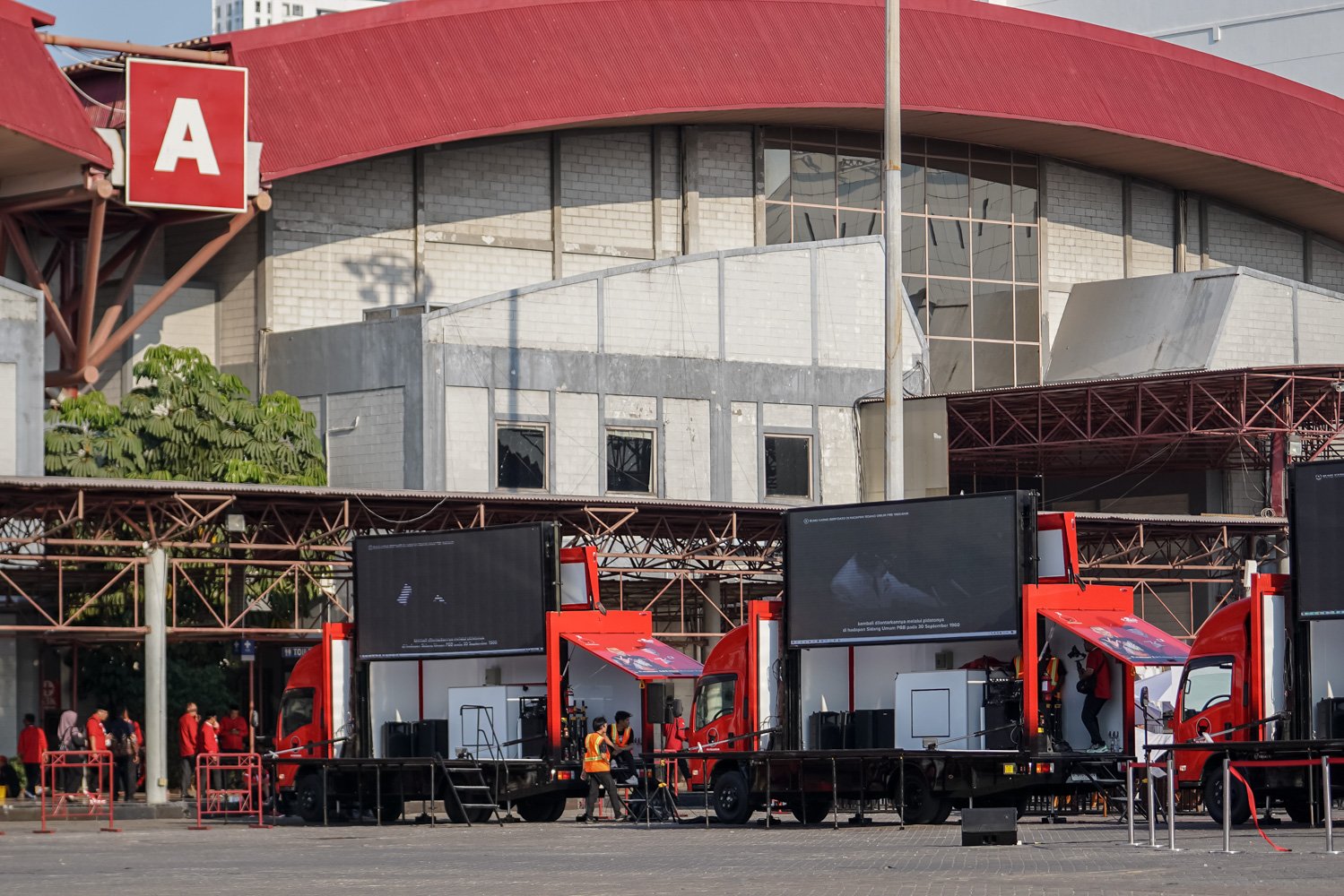 Deretan unit armada mobil bioskop keliling di acara pembukaan Rapat Kerja Nasional DPP PDI Perjuangan hari Jum'at (29/9). Sebanyak tujuh unit mobil dari total 38 unit mobil, ditampilkan dalam peluncurannya di area parkir Jiexpo, Kemayoran, Jakarta. 