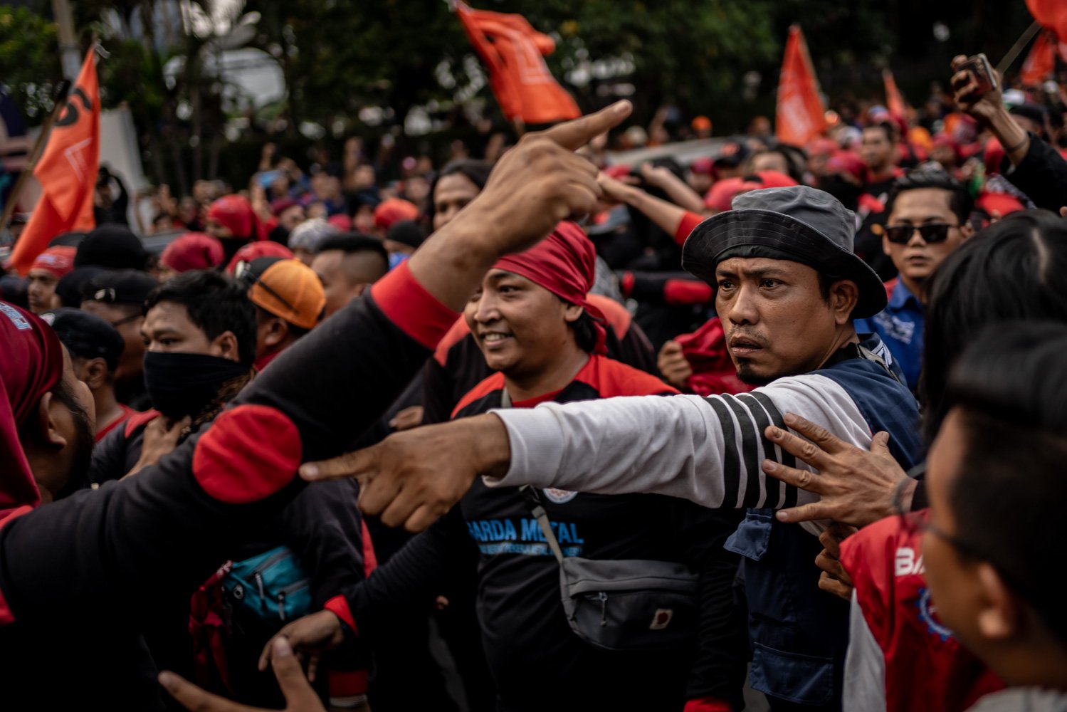 Sejumlah massa yang tergabung dari berbagai serikat buruh melakukan unjuk rasa di kawasan Patung Kuda Arjuna Wiwaha, Jakarta, Senin (2/10). Peserta aksi yang terdiri dari sejumlah organisasi buruh melakukan aksi dari Jalan MH Thamrin hingga kawasan Patung Kuda Arjuna Wiwaha. Aksi mereka kali ini bertepatan dengan pembacaan uji formil mengenai Undang-Undang (UU) Cipta Kerja oleh Mahkamah Konstitusi (MK). Dalam putusannya MK menolak gugatan uji formil UU Cipta Kerja yang dilayangkan sejumlah kelompok buruh.