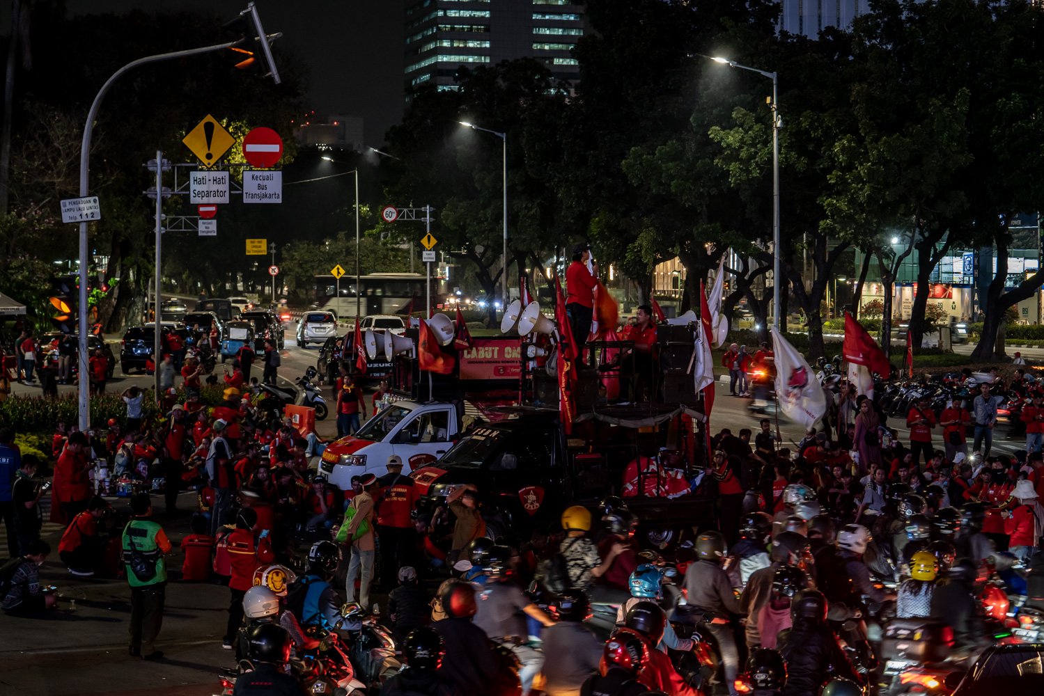 Sejumlah massa yang tergabung dari berbagai serikat buruh memblokade jalan saat unjuk rasa di kawasan Patung Kuda Arjuna Wiwaha, Jakarta, Senin (2/10). Peserta aksi yang terdiri dari sejumlah organisasi buruh melakukan aksi dari Jalan MH Thamrin hingga kawasan Patung Kuda Arjuna Wiwaha. Aksi mereka kali ini bertepatan dengan pembacaan uji formil mengenai Undang-Undang (UU) Cipta Kerja oleh Mahkamah Konstitusi (MK). Dalam putusannya MK menolak gugatan uji formil UU Cipta Kerja yang dilayangkan sejumlah buruh