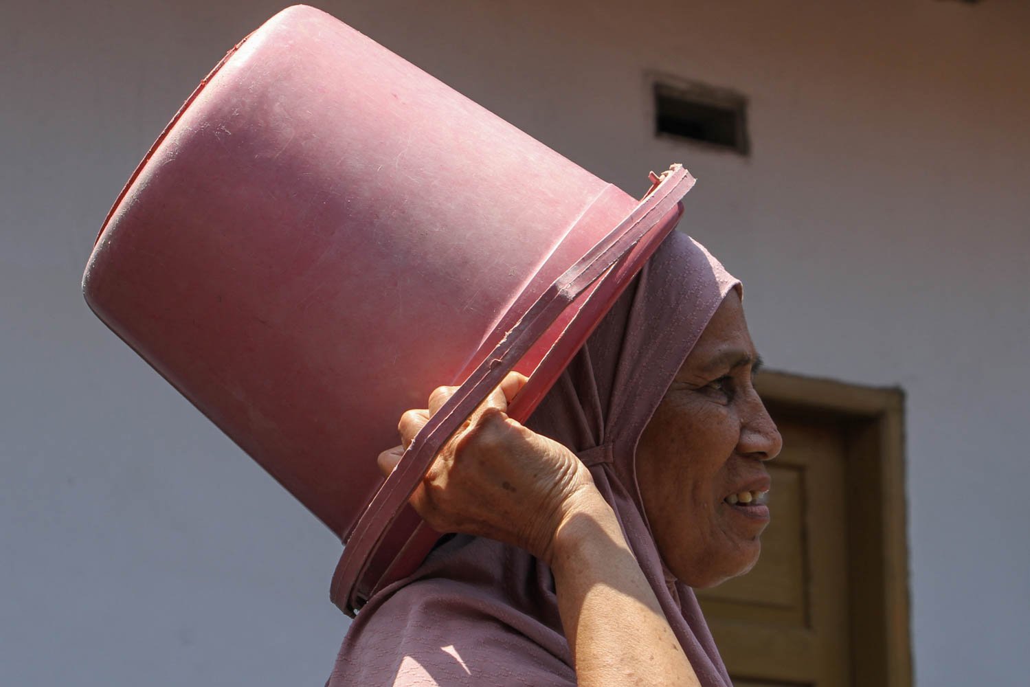 Warga membawa ember saat mengantre untuk mendapatkan bantuan air bersih kepada warga di Makassar, Sulawesi Selatan.