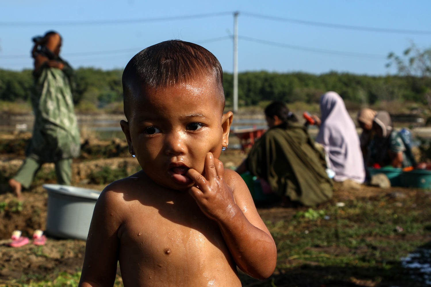Seorang bocah selesai mandi di dekat embung di Desa Pajukukang, Kecamatan Bontoa, Kabupaten Maros, Sulawesi Selatan.
