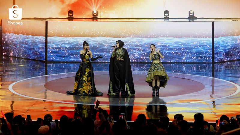 Dari kiri ke kanan: Ghea Indrawari, Salma Salsabil, & Ziva Magnolya melantunkan lagu Seribu Tahun dan Semata Karenamu.