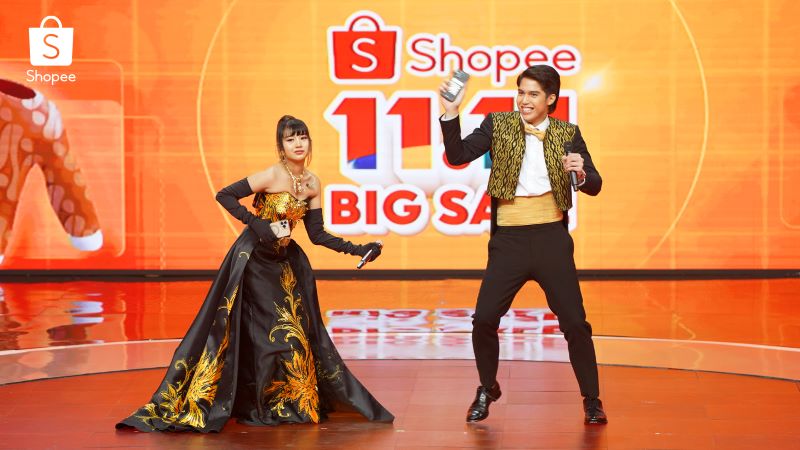 Ghea Indrawari (kiri) dan El Rumi bermain Goyang Shopee.