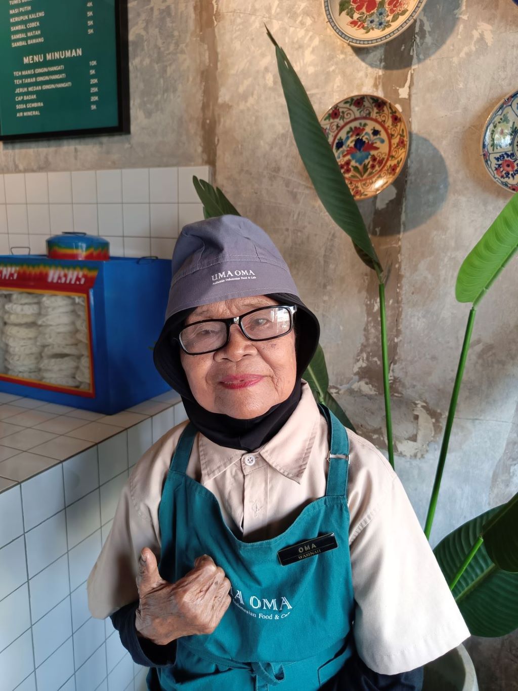 Wasinah (80) menyambut tamu kafe Uma Oma, Rabu, 22 November 2023.