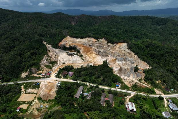 Penambangan pasir silika di Moramo