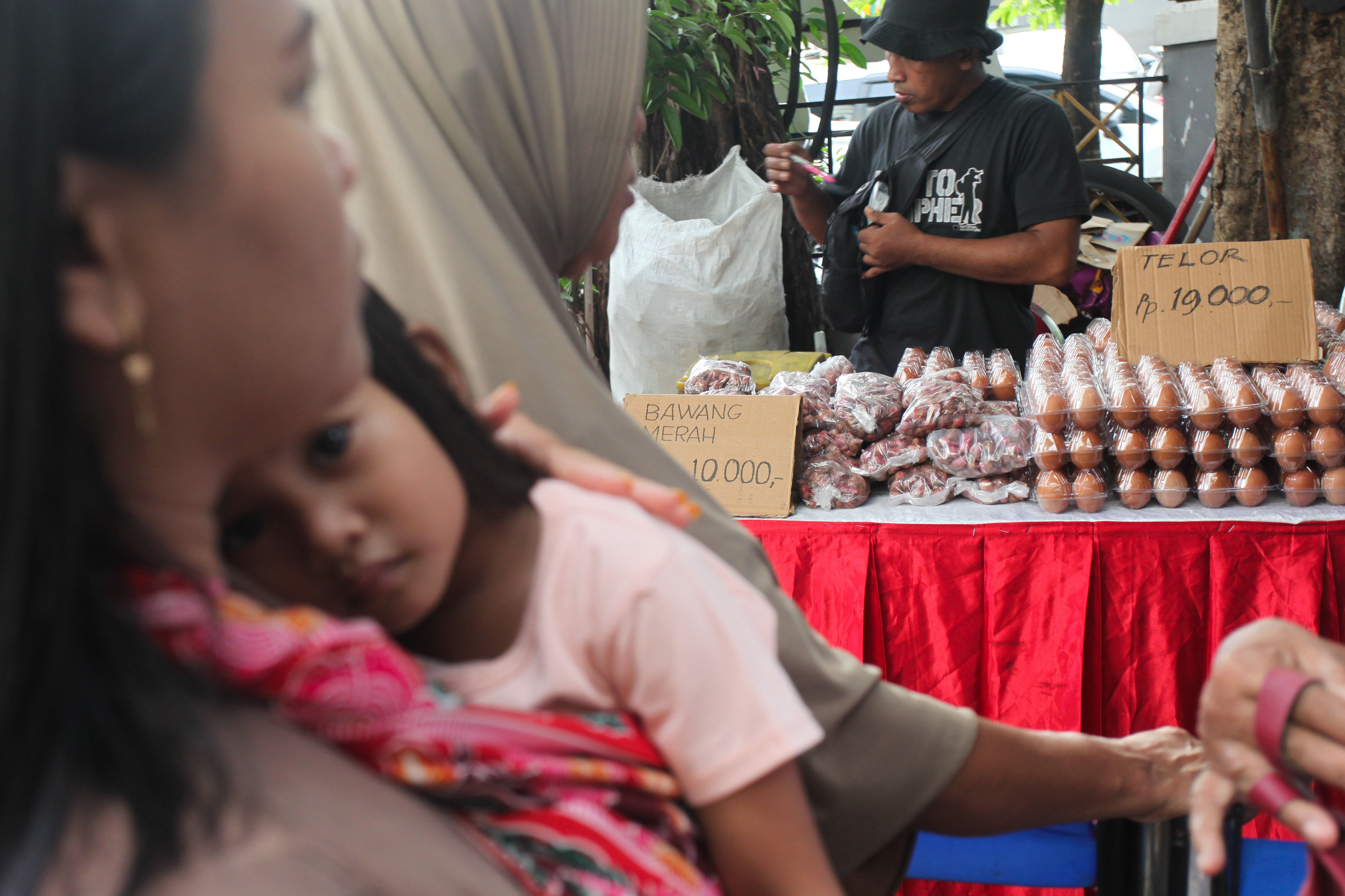 Warga antre untuk membeli bahan pangan murah saat digelar pasar murah di Surabaya, Jawa Timur, Selasa (12/3/2024). Pemkot Surabaya menggelar pasar murah di 264 lokasi yang menjual berbagai bahan pangan lebih murah dari harga pasar. ANTARA FOTO/Didik Suhartono/Spt.