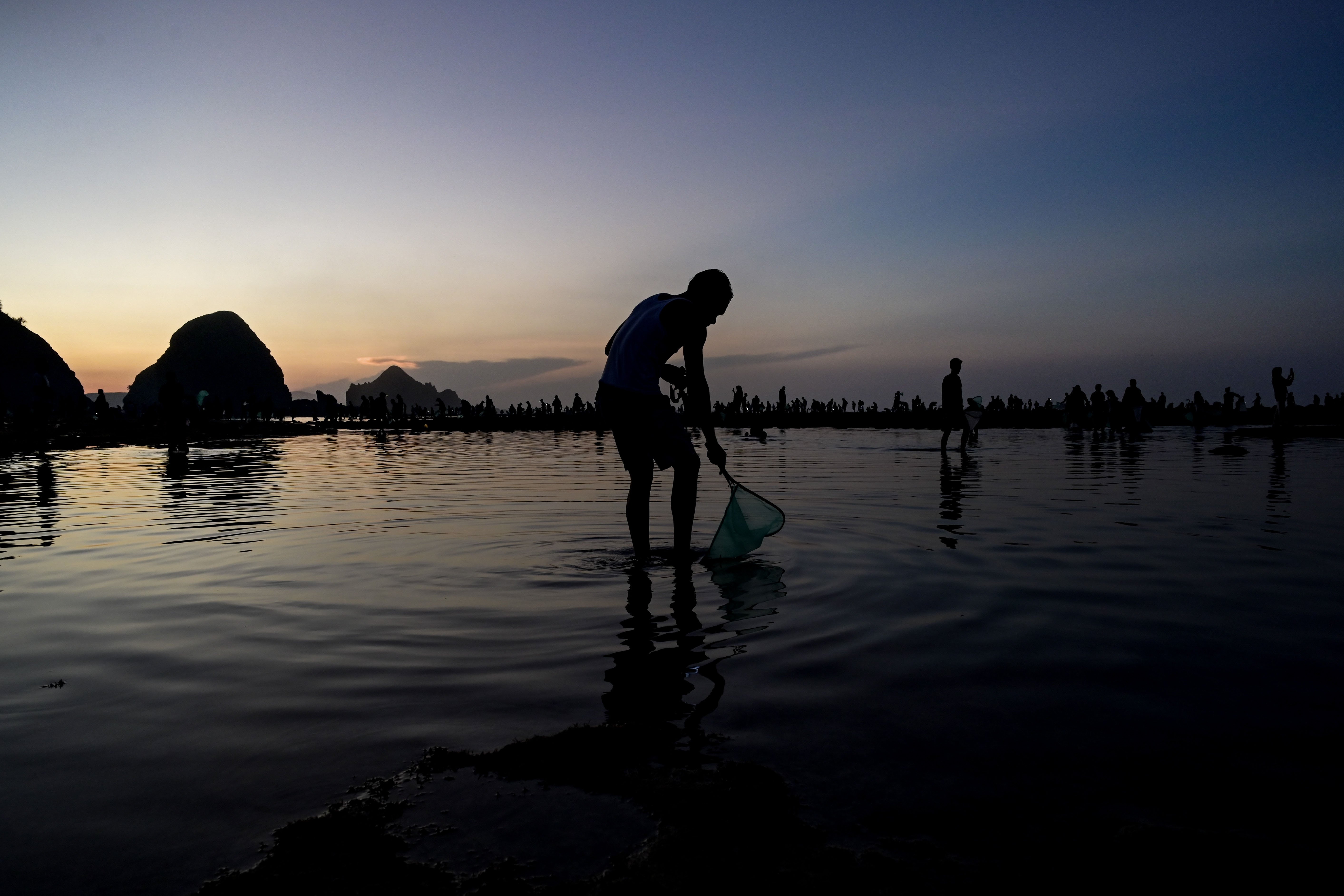 Warga dan wisatawan mencari nyale (cacing laut warna-warni) pada Festival Pesona Bau Nyale 2024 di Pantai Seger Kawasan Ekonomi Khusus (KEK) Mandalika, Kuta, Praya, Lombok Tengah, NTB.