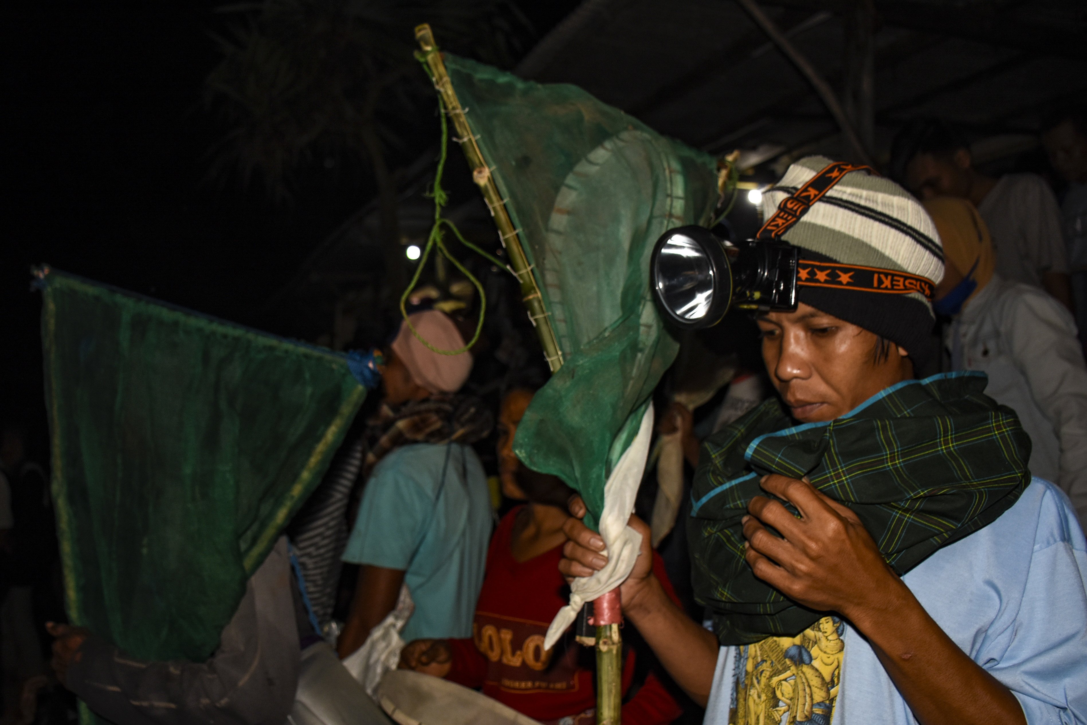 Warga bersiap untuk mencari nyale (cacing laut warna-warni) saat Festival Pesona Bau Nyale 2024 di Pantai Seger Kawasan Ekonomi Khusus (KEK) Mandalika, Kuta, Praya, Lombok Tengah, NTB.