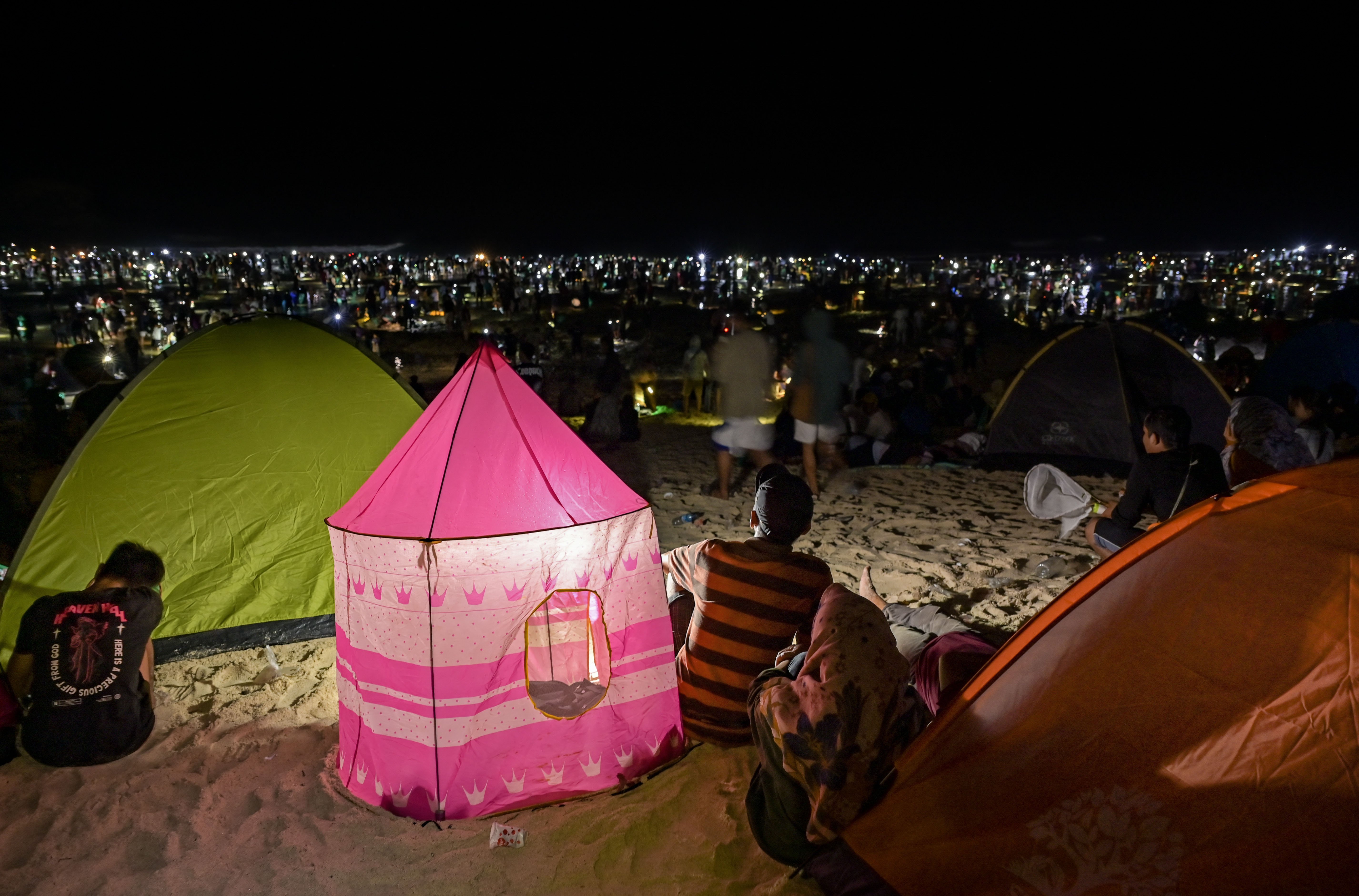 Sejumlah warga mendirikan tenda di pinggiran pantai saat tradisi Bau Nyale pada Festival Pesona Bau Nyale 2024 di Pantai Seger Kawasan Ekonomi Khusus (KEK) Mandalika, Desa Kuta, Praya, Lombok Tengah, NTB.