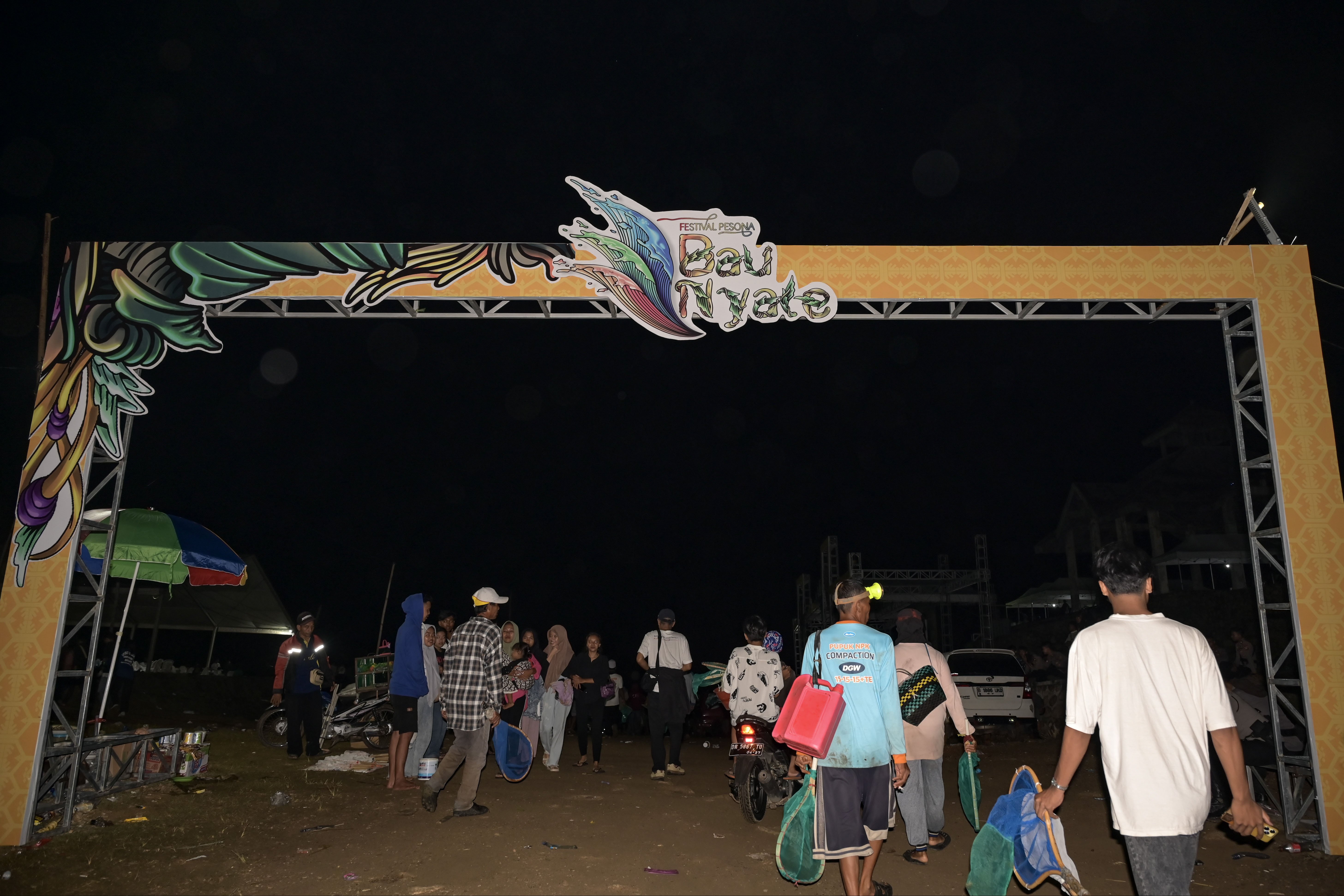 Sejumlah warga berjalan menuju pantai saat tradisi Bau Nyale pada Festival Pesona Bau Nyale 2024 di Pantai Seger Kawasan Ekonomi Khusus (KEK) Mandalika, Desa Kuta, Praya, Lombok Tengah, NTB.