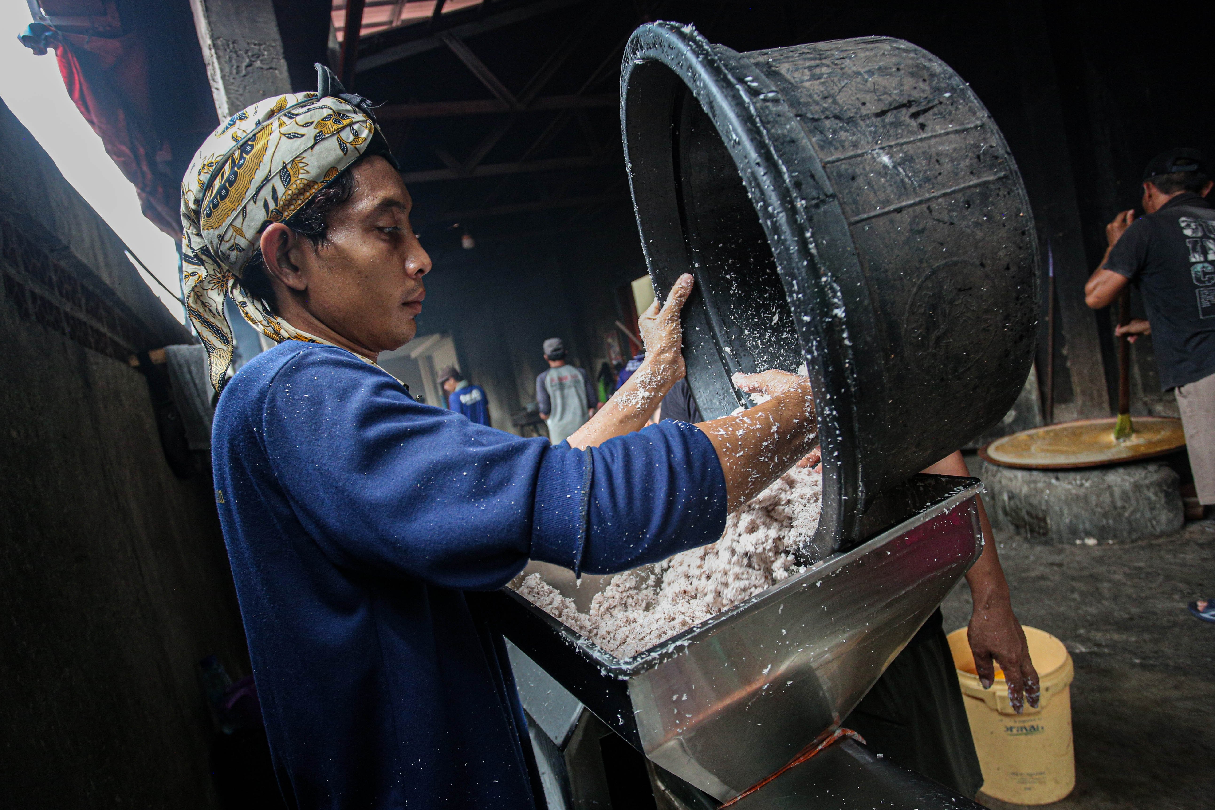Seorang pekerja menggiling kelapa untuk bahan baku pembuatan dodol di Pondok Dodol Sari Rasa Ibu Yuyun, Pejaten Timur, Pasar Minggu, Jakarta Timur, Rabu (27/3/2024). Dua pekan menjelang Hari Raya Idul Fitri 1445 H, produksi dodol betawi di Pondok Dodol Sari Rasa Ibu Yuyun ini mengalami kenaikan dengan memproduksi 16 keceng (kuali) perharinya.