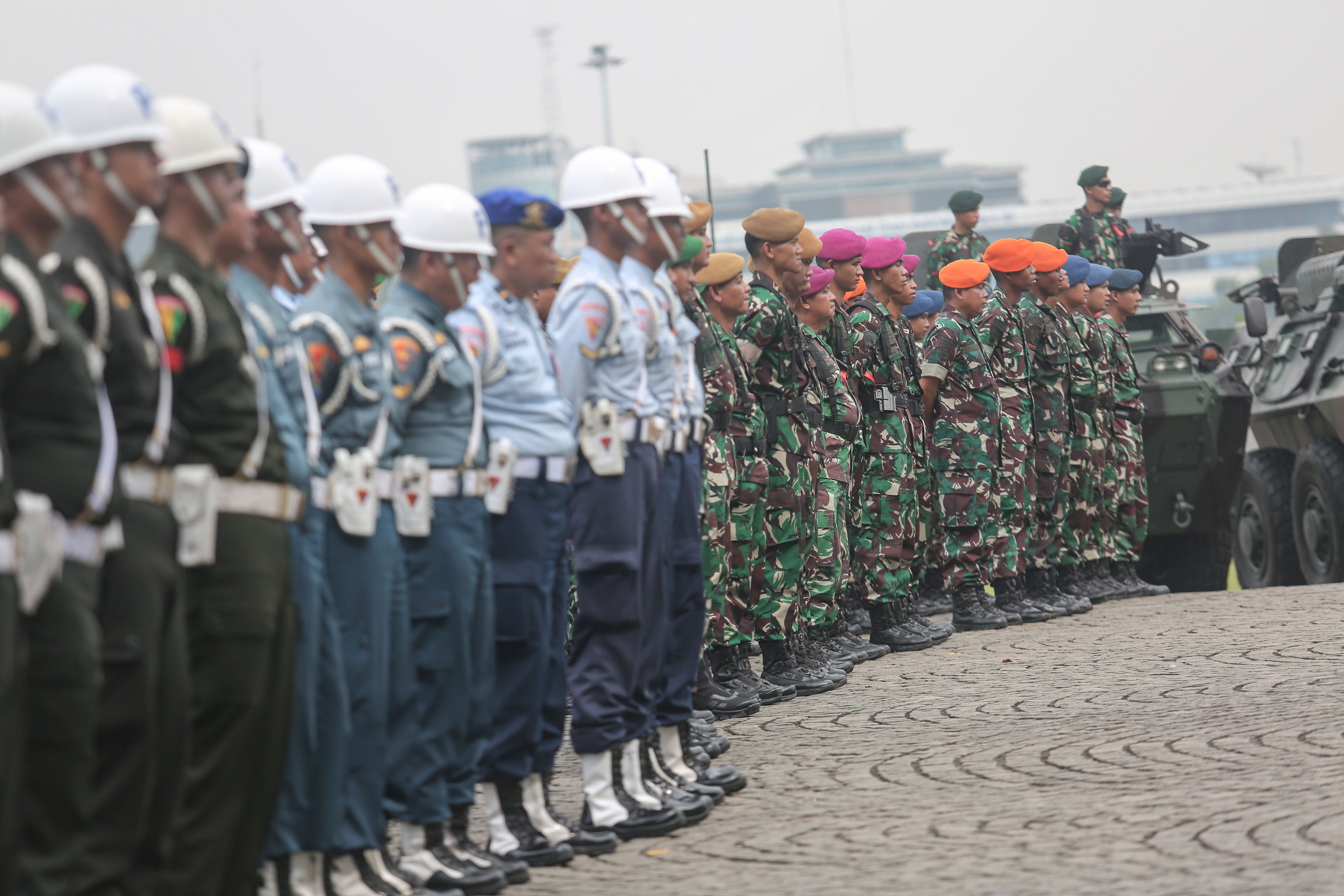 Sejumlah petugas TNI mengikuti apel gelar pasukan Operasi Ketupat 2024 di Silang Monas, Jakarta, Rabu, (3/4/2024). Apel yang diikuti oleh petugas gabungan TNI, Polri dan beberapa instansi terkait itu dalam rangka pengecekan akhir persiapan dalam melaksanakan Operasi Ketupat 2024.