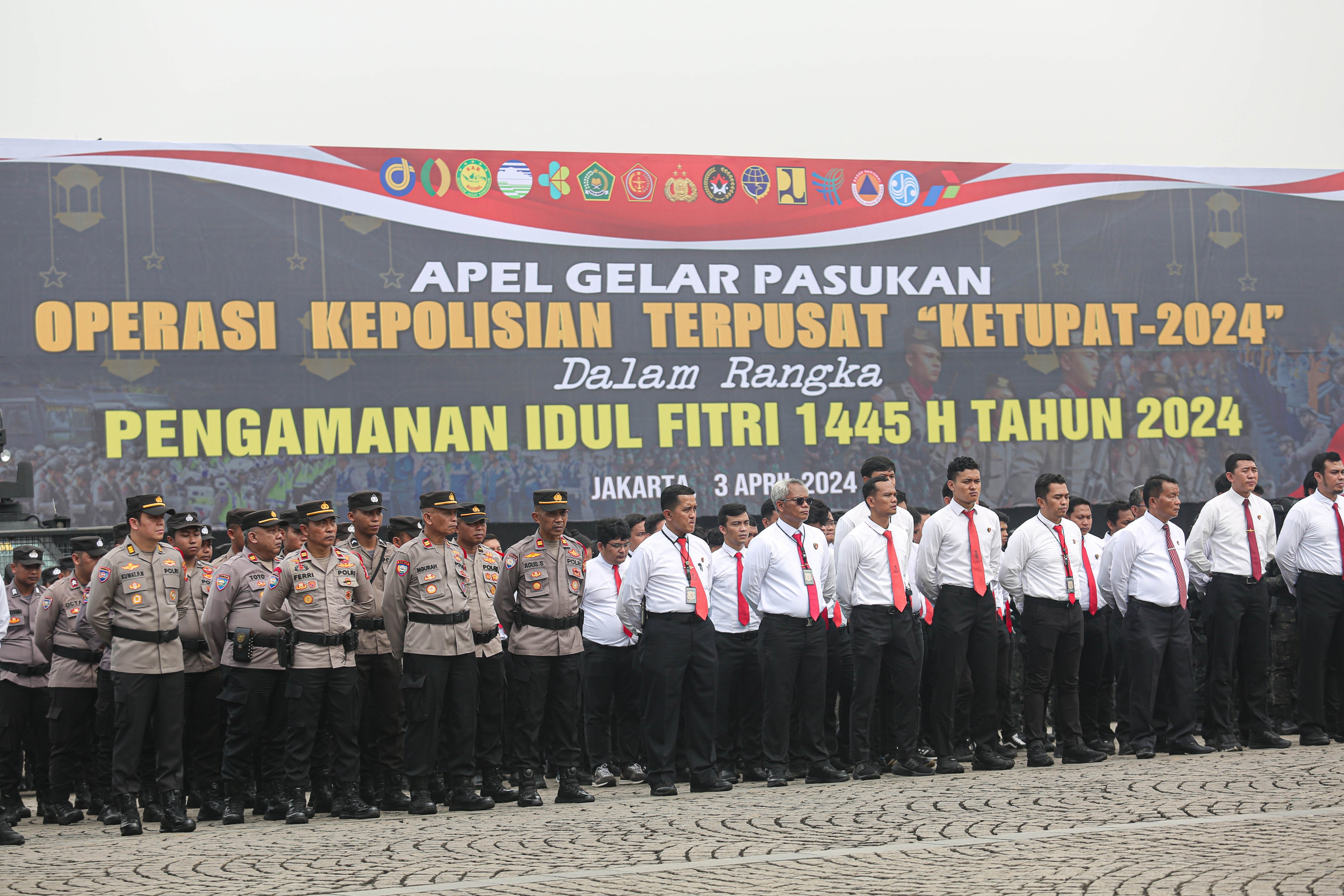 Sejumlah petugas Polisi mengikuti apel gelar pasukan Operasi Ketupat 2024 di Silang Monas, Jakarta, Rabu, (3/4/2024). Apel yang diikuti oleh petugas gabungan TNI, Polri dan beberapa instansi terkait itu dalam rangka pengecekan akhir persiapan dalam melaksanakan Operasi Ketupat 2024.