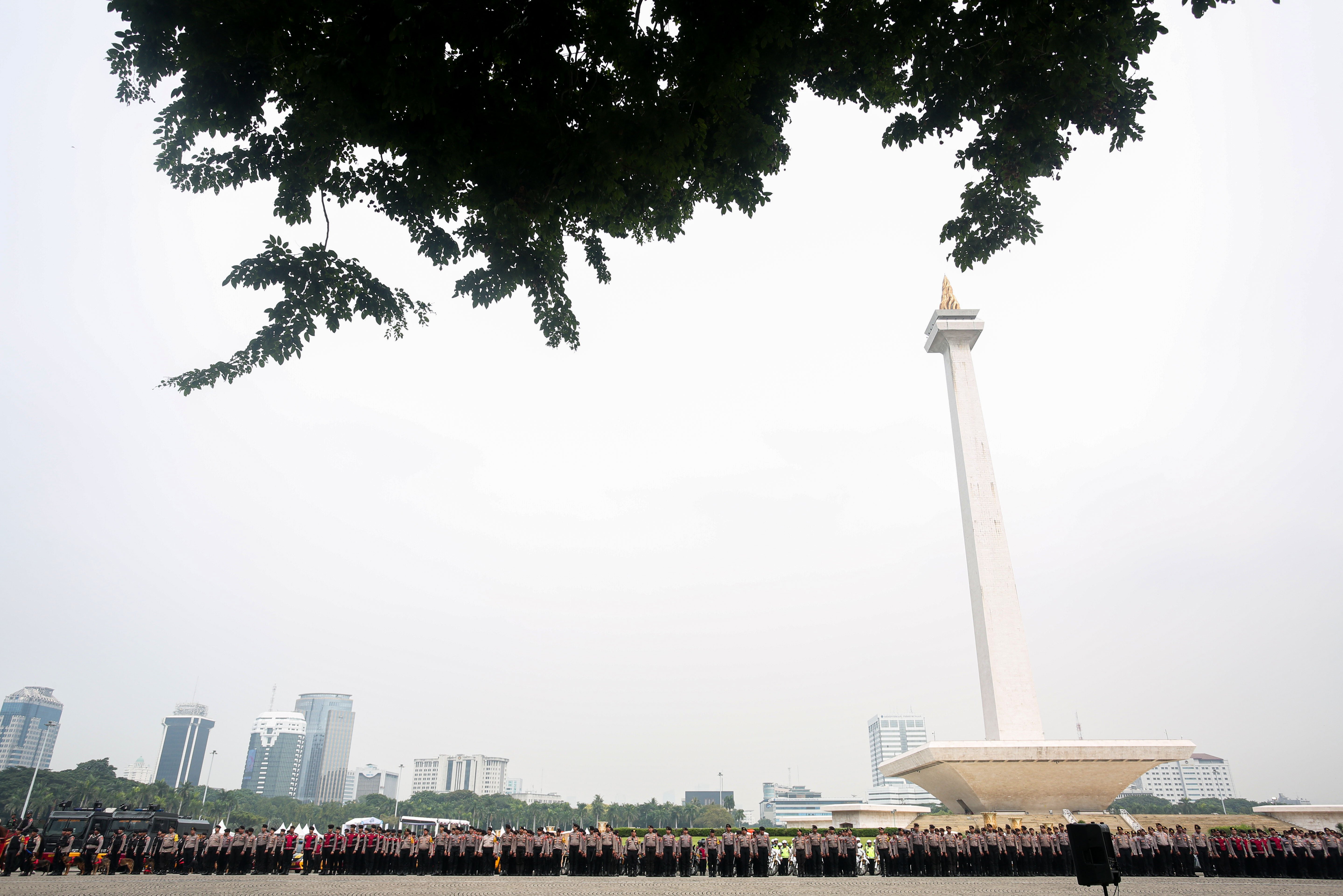 Sejumlah petugas Polisi mengikuti apel gelar pasukan Operasi Ketupat 2024 di Silang Monas, Jakarta, Rabu, (3/4/2024). Apel yang diikuti oleh petugas gabungan TNI, Polri dan beberapa instansi terkait itu dalam rangka pengecekan akhir persiapan dalam melaksanakan Operasi Ketupat 2024.