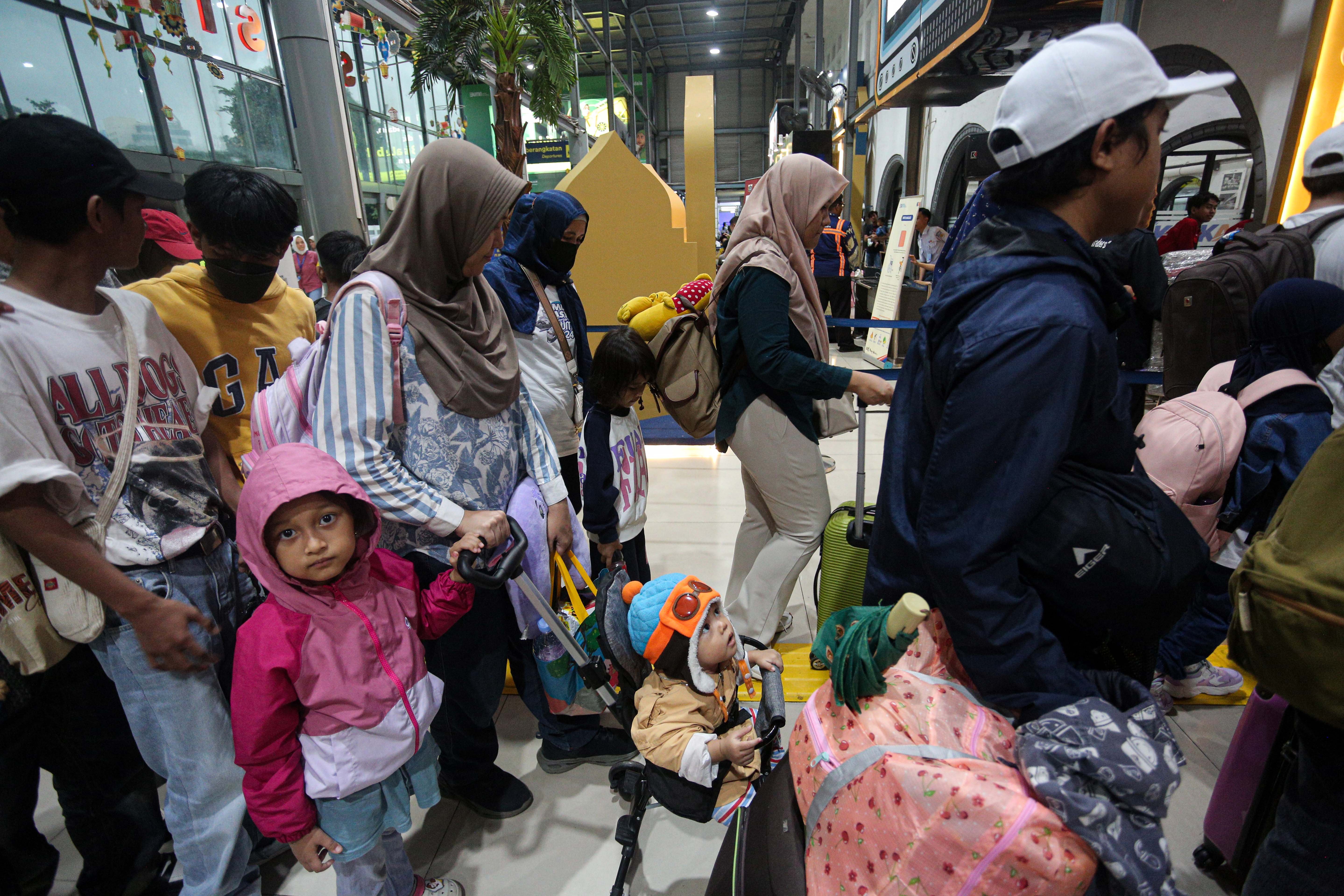  Sejumlah pemudik KA Jayakarta mengantri untuk menuju ke area keberangkatan di Stasiun Pasar Senen, Jakarta, Rabu (3/4/2024). Pada H-7 menjelang Lebaran, PT Kereta Api Indonesia (Persero) Daop 1 Jakarta memberangkatkan 37 perjalanan kereta api jarak jauh melalui Stasiun Pasar Senen dengan jumlah penumpang sebanyak 26.020.