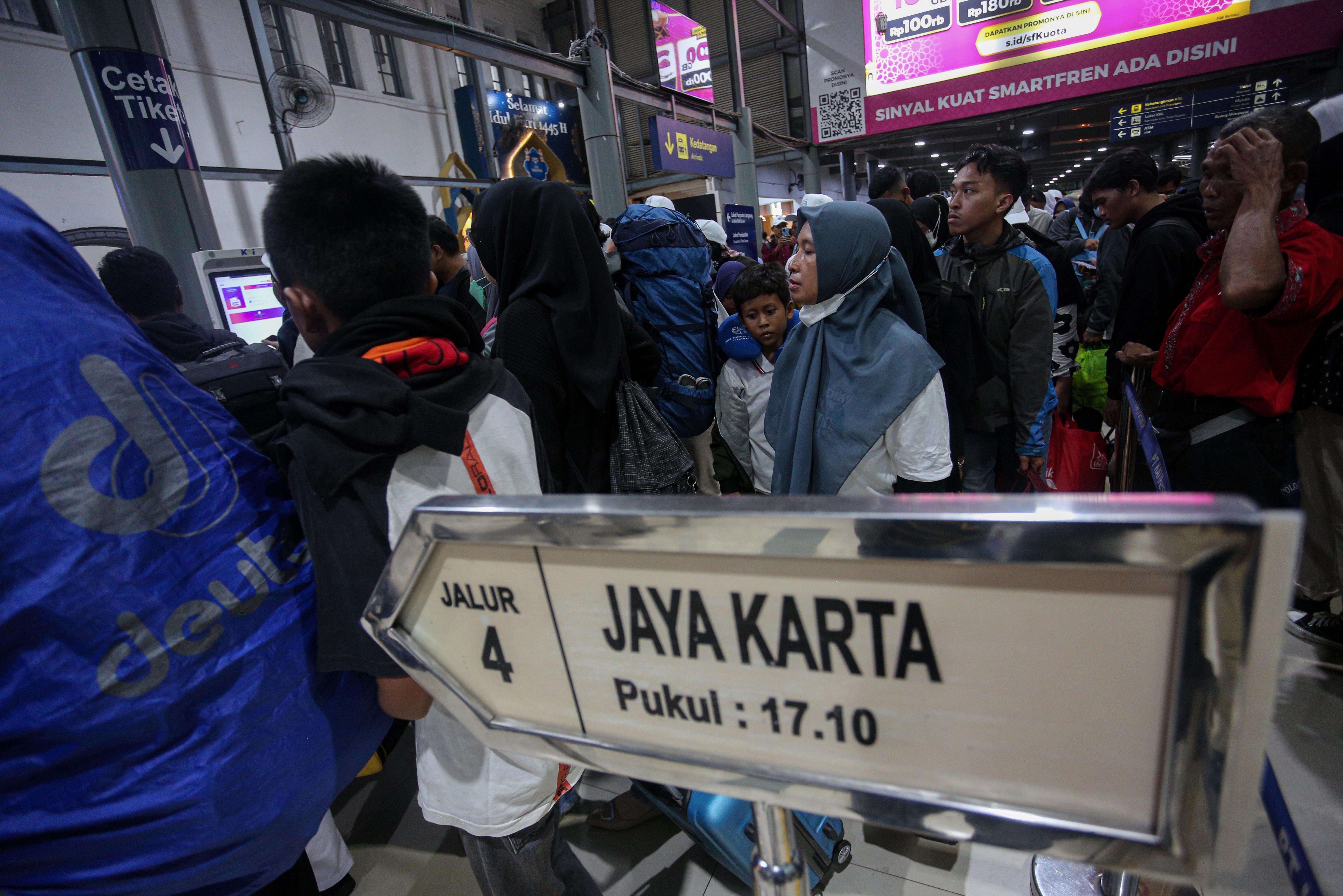 Sejumlah pemudik KA Jayakarta mengantri untuk menuju ke area keberangkatan di Stasiun Pasar Senen, Jakarta, Rabu (3/4/2024). Pada H-7 menjelang Lebaran, PT Kereta Api Indonesia (Persero) Daop 1 Jakarta memberangkatkan 37 perjalanan kereta api jarak jauh melalui Stasiun Pasar Senen dengan jumlah penumpang sebanyak 26.020.
