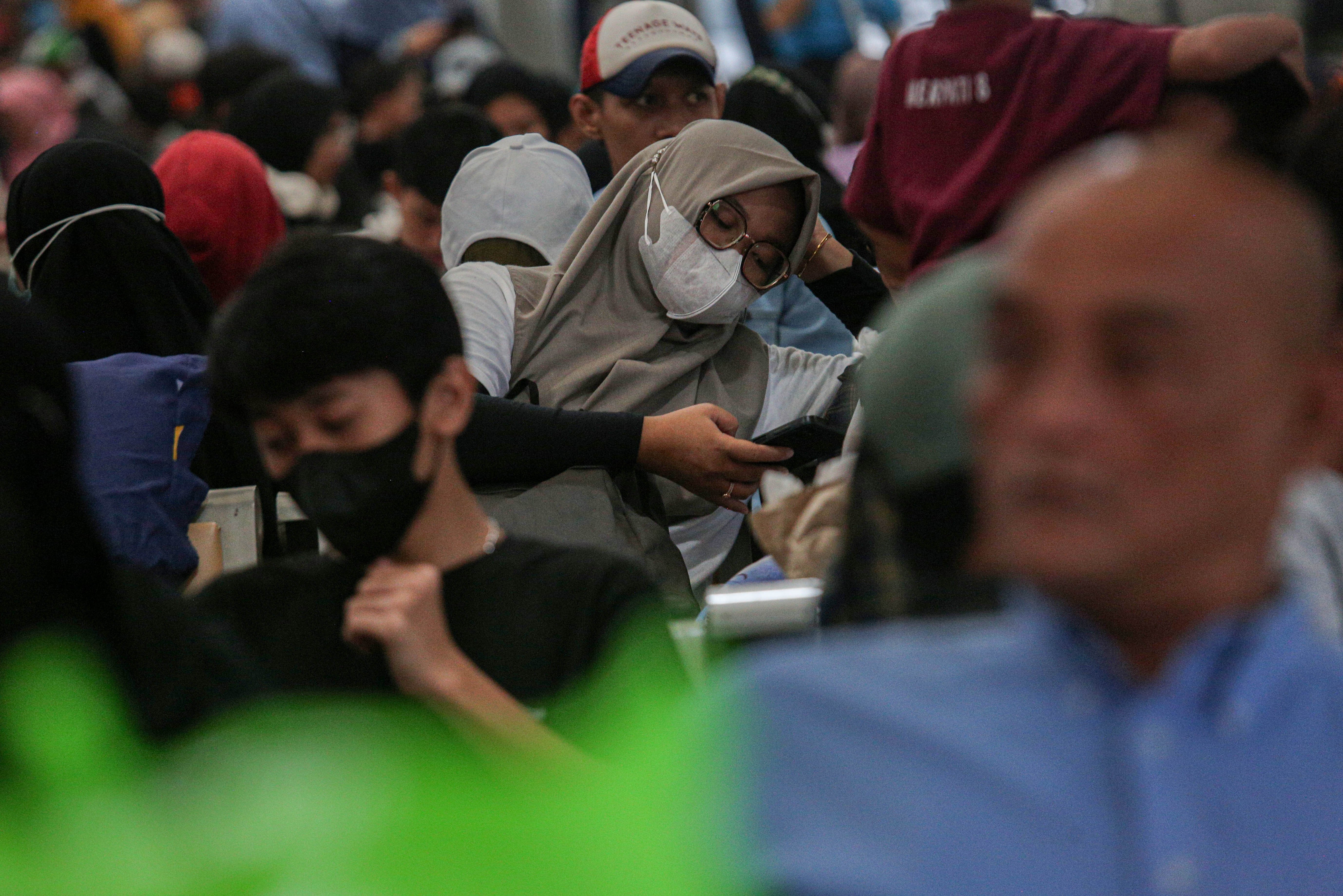 Sejumlah pemudik menunggu kedatangan kereta api di Stasiun Pasar Senen, Jakarta, Rabu (3/4/2024). Pada H-7 menjelang Lebaran, PT Kereta Api Indonesia (Persero) Daop 1 Jakarta memberangkatkan 37 perjalanan kereta api jarak jauh melalui Stasiun Pasar Senen dengan jumlah penumpang sebanyak 26.020.