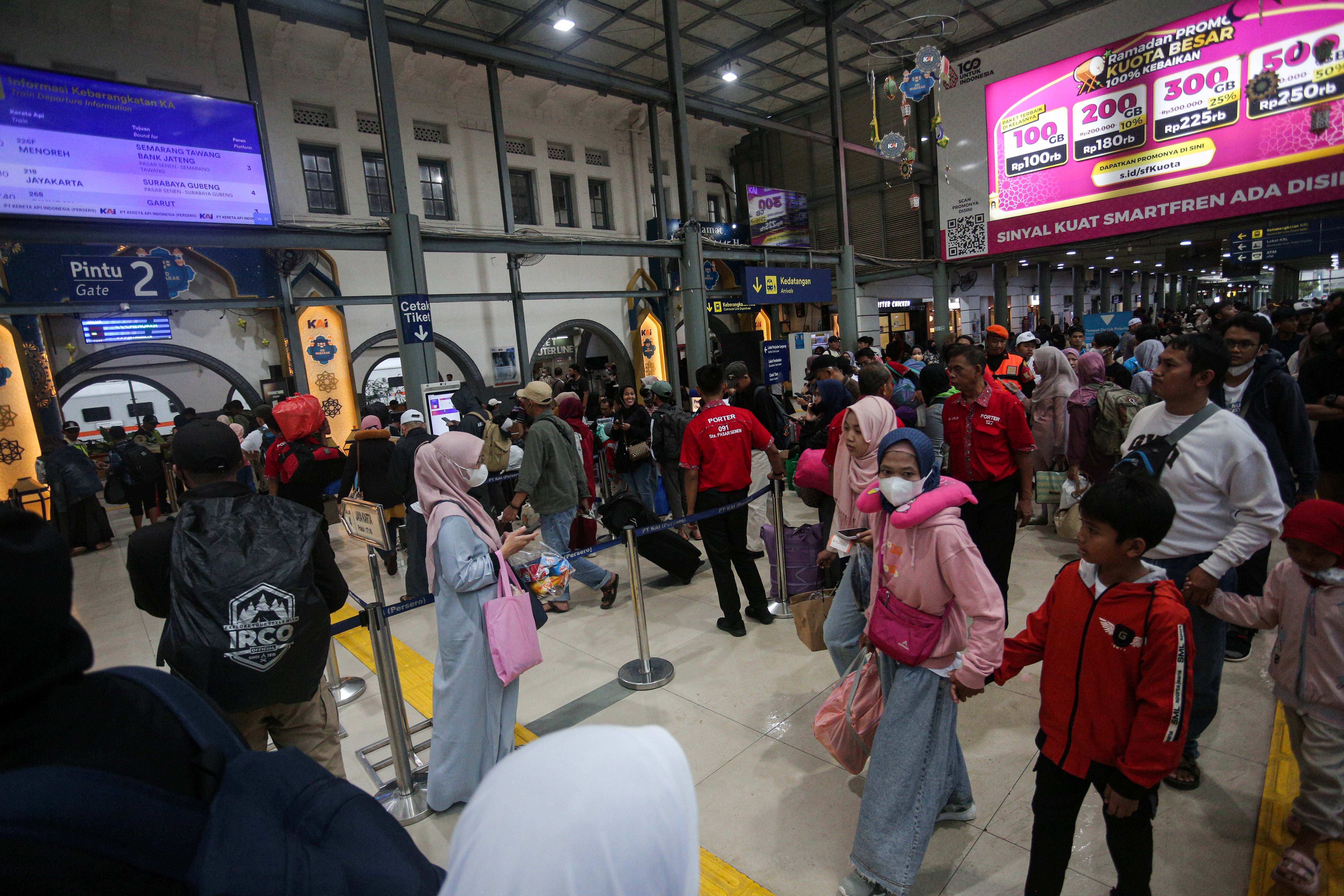 Sejumlah pemudik memadati Stasiun Pasar Senen, Jakarta, Rabu (3/4/2024). Pada H-7 menjelang Lebaran, PT Kereta Api Indonesia (Persero) Daop 1 Jakarta memberangkatkan 37 perjalanan kereta api jarak jauh melalui Stasiun Pasar Senen dengan jumlah penumpang sebanyak 26.020.