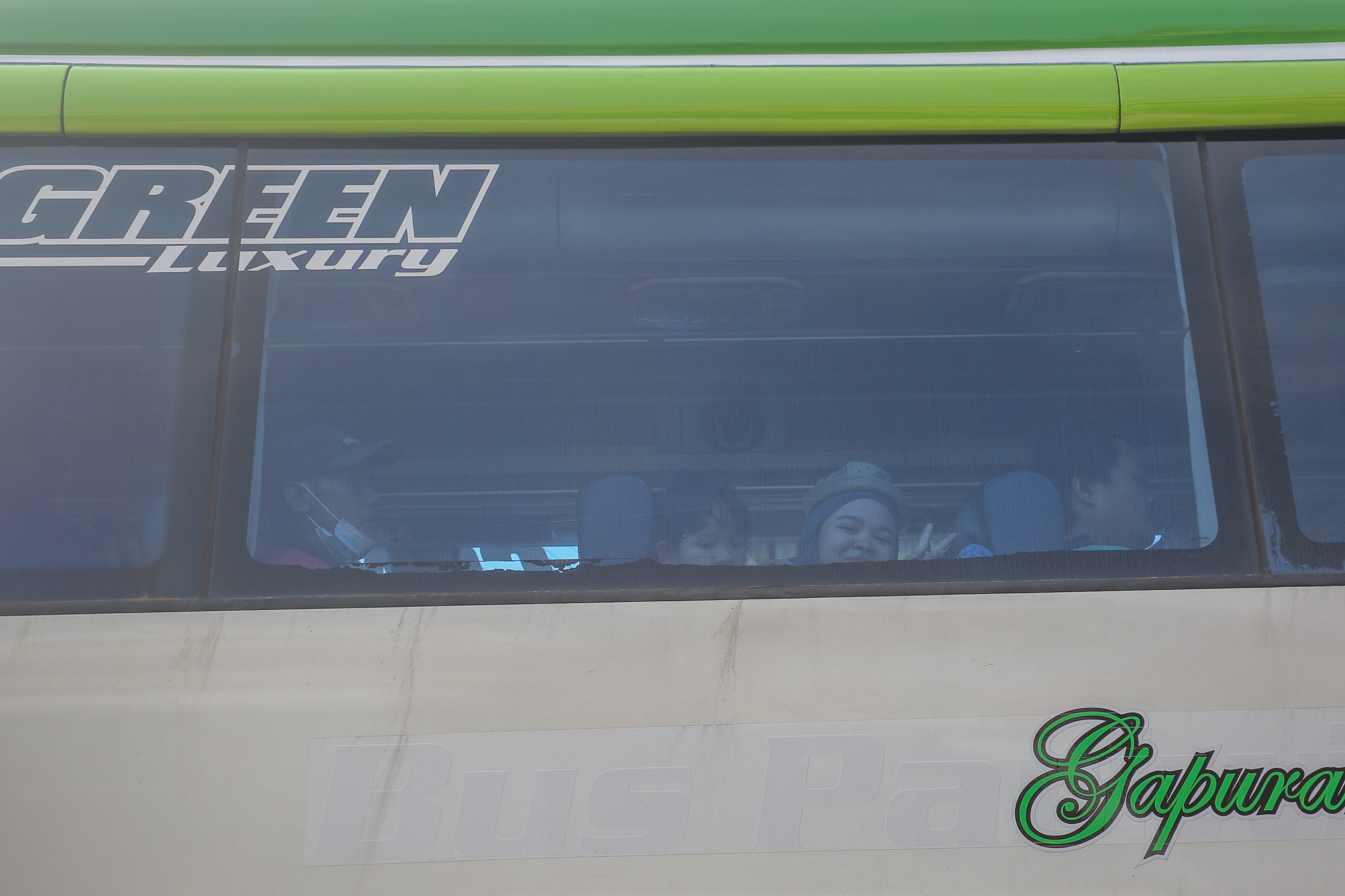 Sejumlah pemudik berada di dalam bus di Terminal Kampung Rambutan, Jakarta, Minggu (7/4/2024). Berdasarkan data Kepala Terminal Kampung Rambutan Yulza Ramadhoni, pada H-3 Lebaran telah diberangkatkan 168 bus dengan jumlah penumpang sebanyak 3.111.