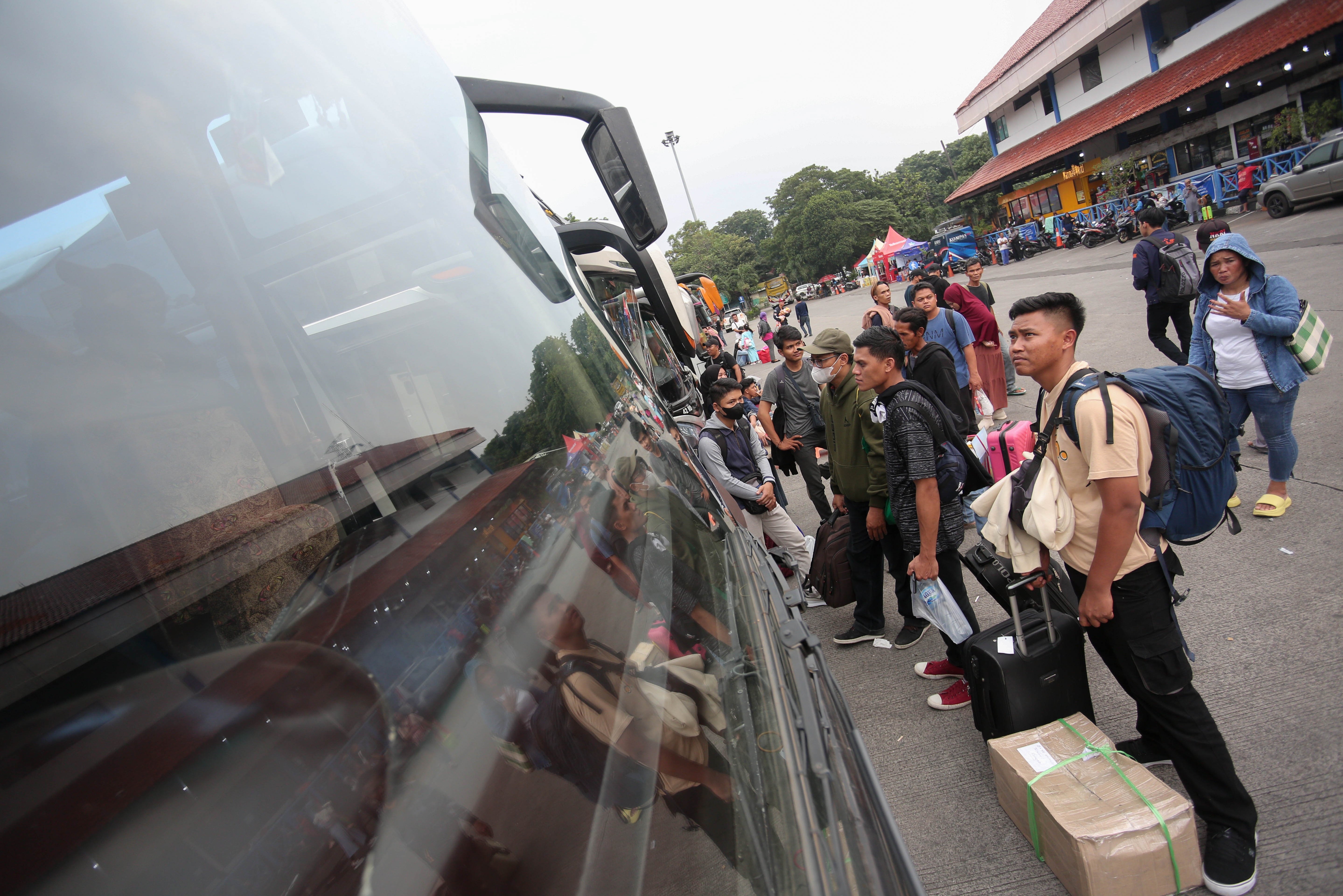 Sejumlah pemudik bersiap memasuki bus di Terminal Kampung Rambutan, Jakarta, Minggu (7/4/2024). Berdasarkan data Kepala Terminal Kampung Rambutan Yulza Ramadhoni, pada H-3 Lebaran telah diberangkatkan 168 bus dengan jumlah penumpang sebanyak 3.111.