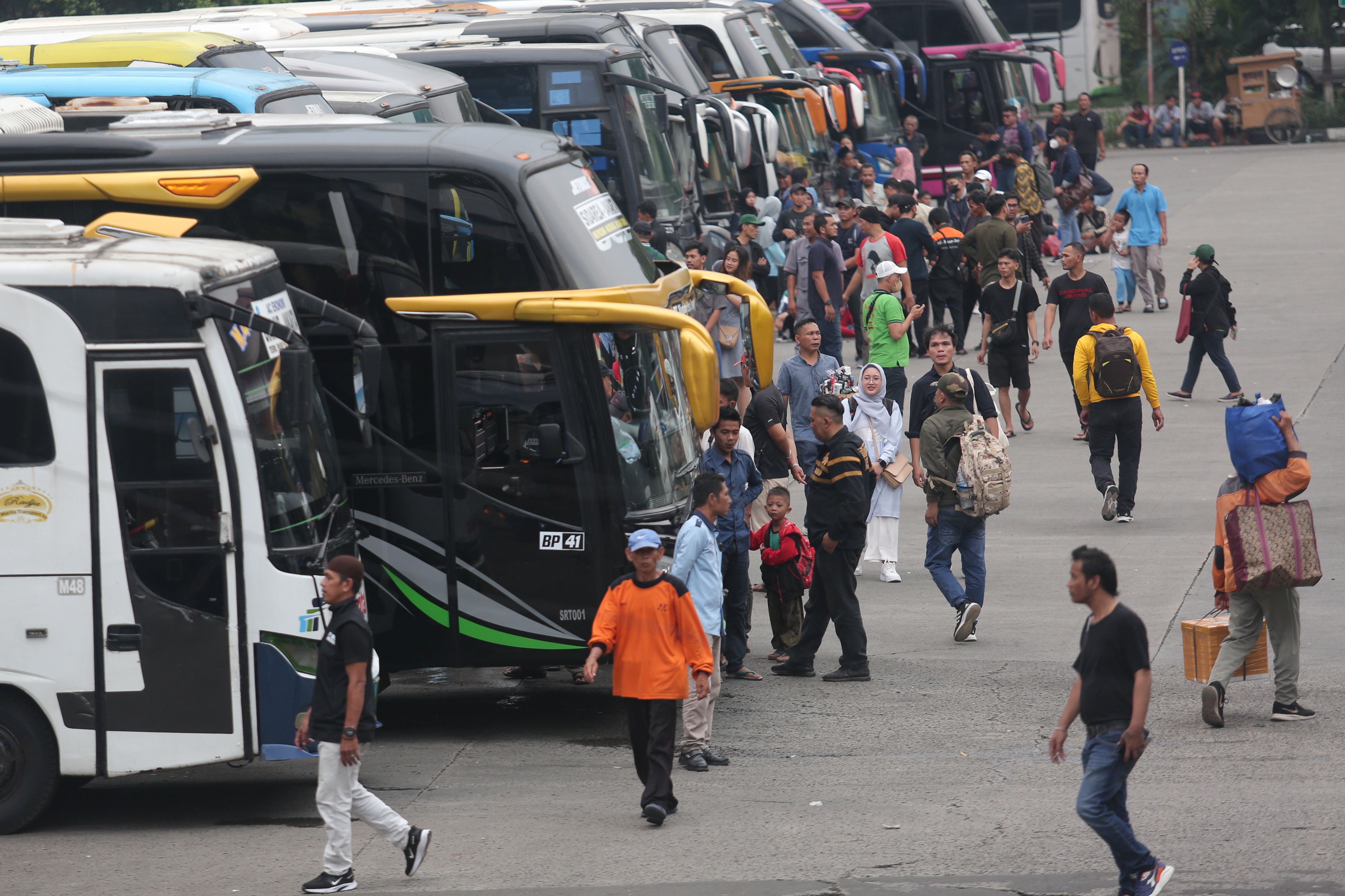 Sejumlah pemudik menunggu keberangkatan bus di Terminal Kampung Rambutan, Jakarta, Minggu (7/4/2024). Berdasarkan data Kepala Terminal Kampung Rambutan Yulza Ramadhoni, pada H-3 Lebaran telah diberangkatkan 168 bus dengan jumlah penumpang sebanyak 3.111.