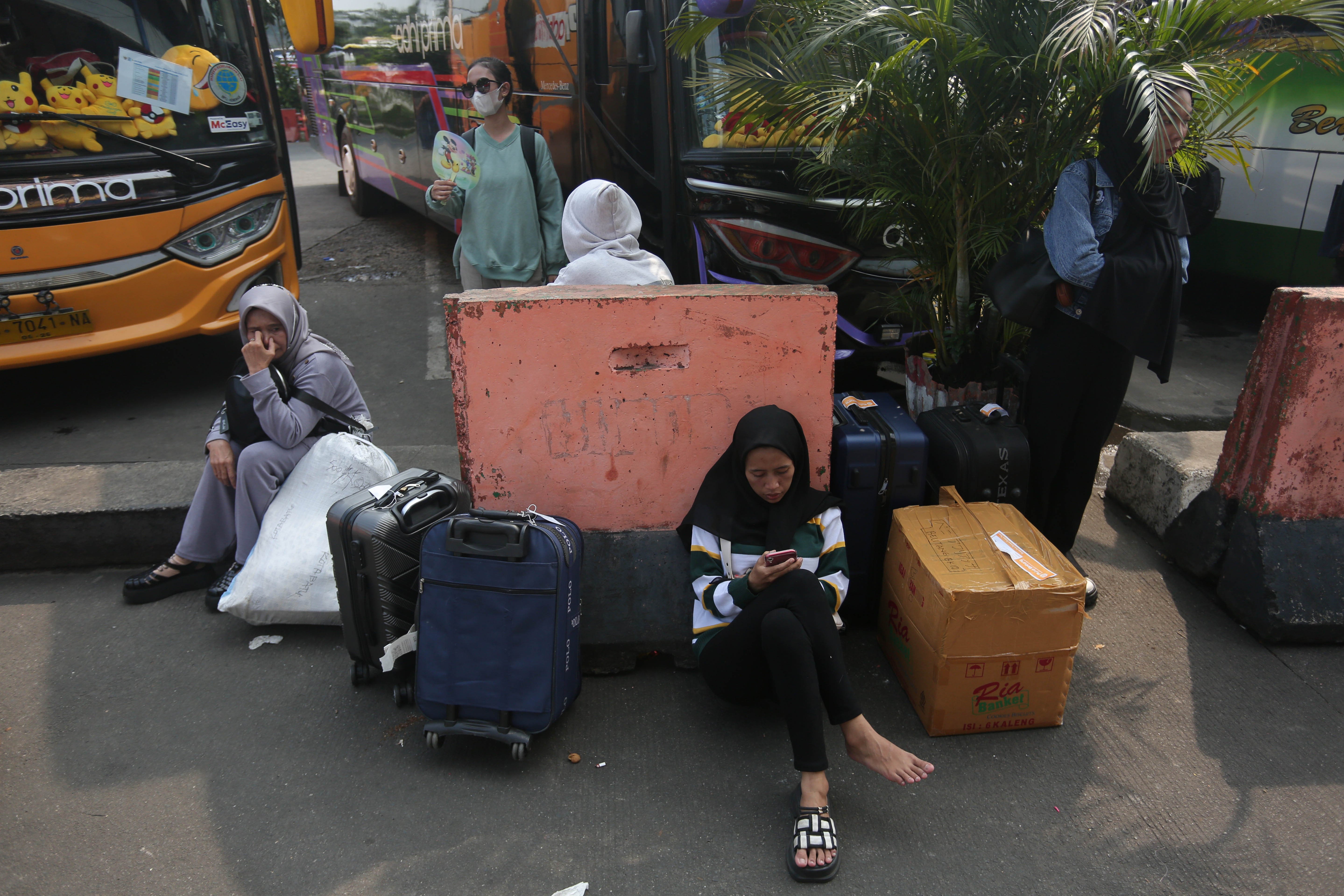 Sejumlah pemudik menunggu keberangkatan bus di Terminal Kampung Rambutan, Jakarta, Minggu (7/4/2024). Berdasarkan data Kepala Terminal Kampung Rambutan Yulza Ramadhoni, pada H-3 Lebaran telah diberangkatkan 168 bus dengan jumlah penumpang sebanyak 3.111.