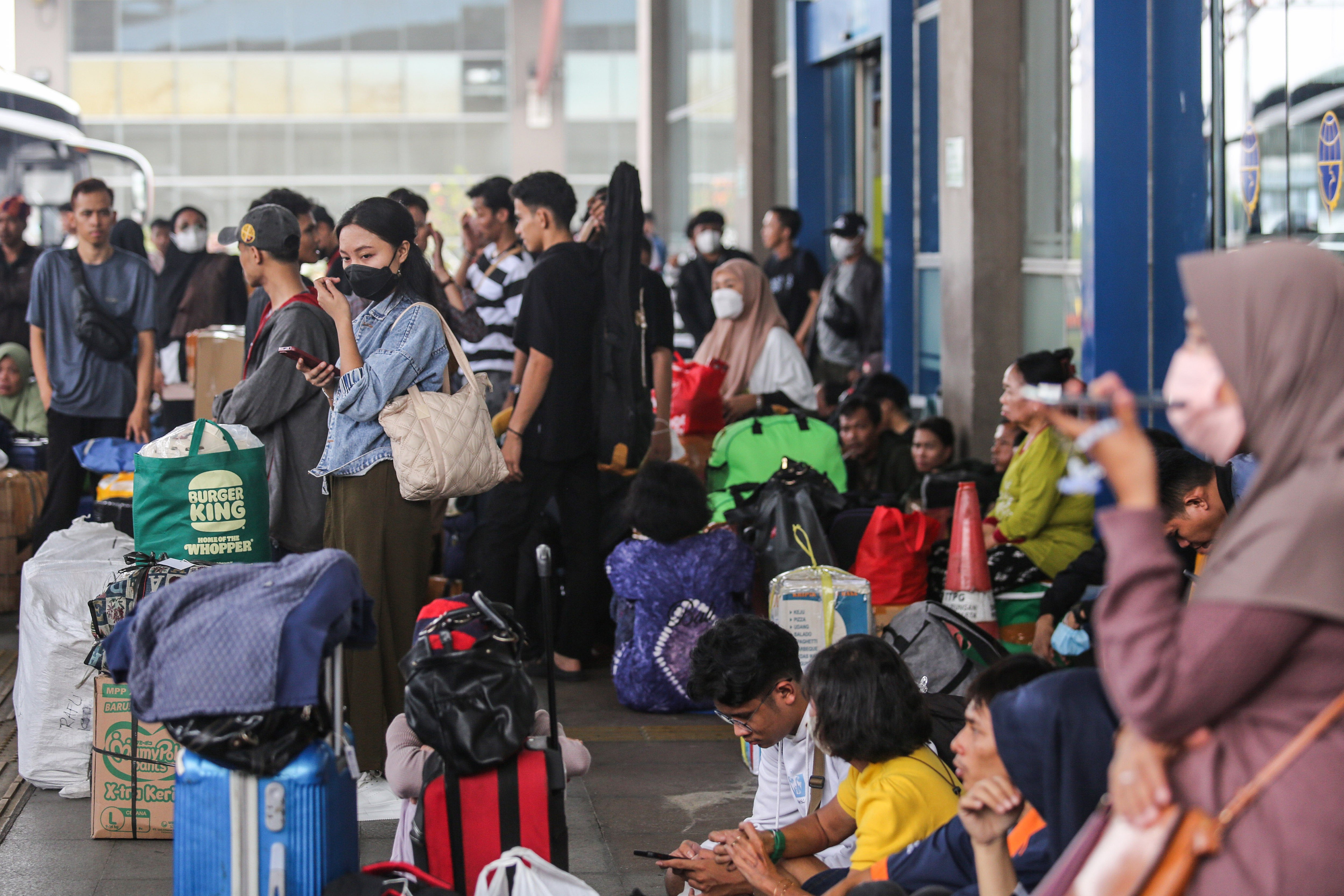 Sejumlah pemudik menunggu kedatangan bus di Terminal Bus Terpadu Pulo Gebang di Jakarta, Minggu (7/4/2024). Menurut pengelola Terminal Bus Terpadu Pulo Gebang, pada H-3 Lebaran pihaknya sudah melayani sebanyak 5873 penumpang dan telah memberangkatkan 428 bus dengan rute tujuan terbanyak ke arah Jawa Tengah dan Jawa Timur.