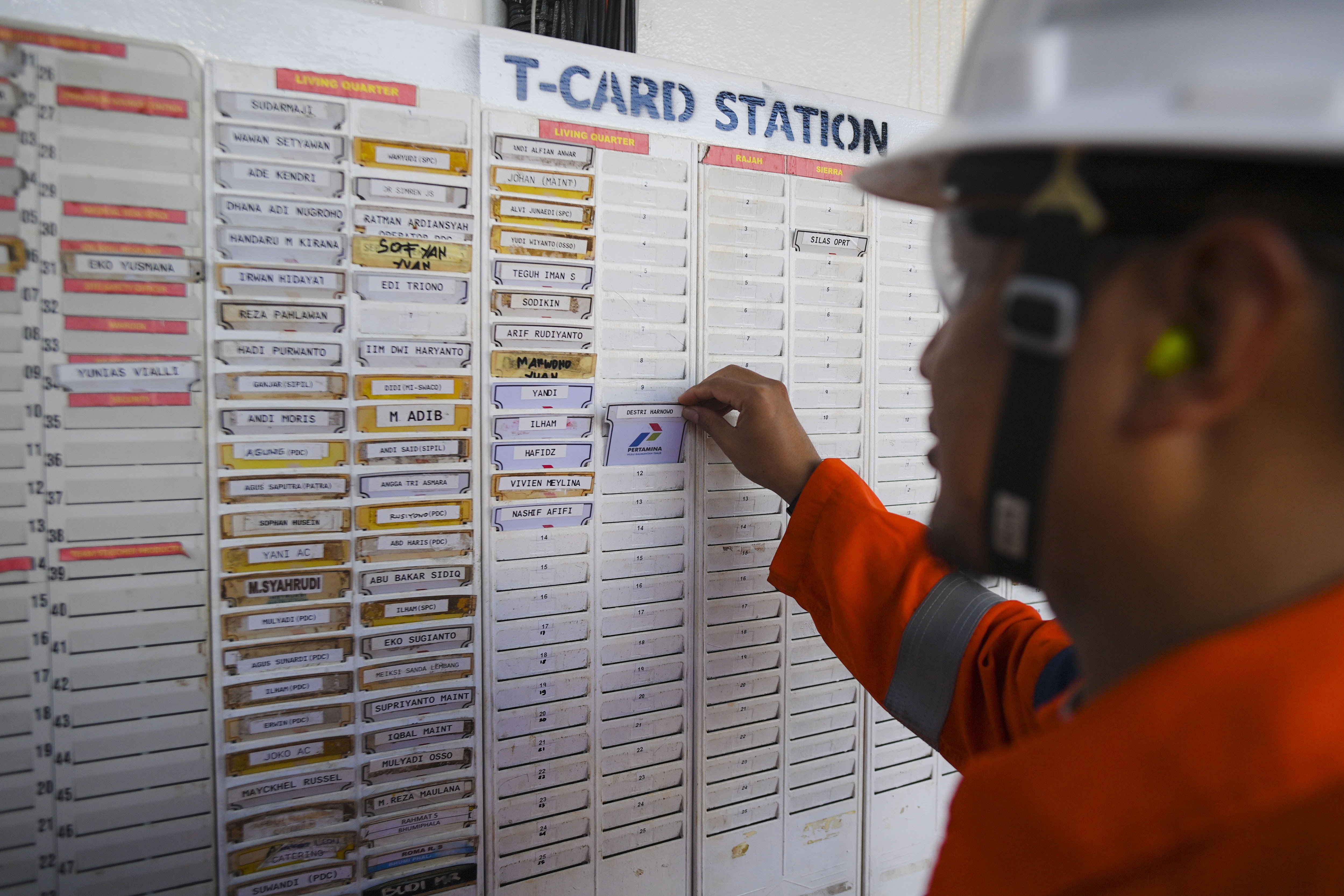 Pekerja menaruh T-Card setelah menyelesaikan pekerjaan dari fasilitas produksi anjungan lepas pantai Sepinggan Field, Kalimantan Timur.