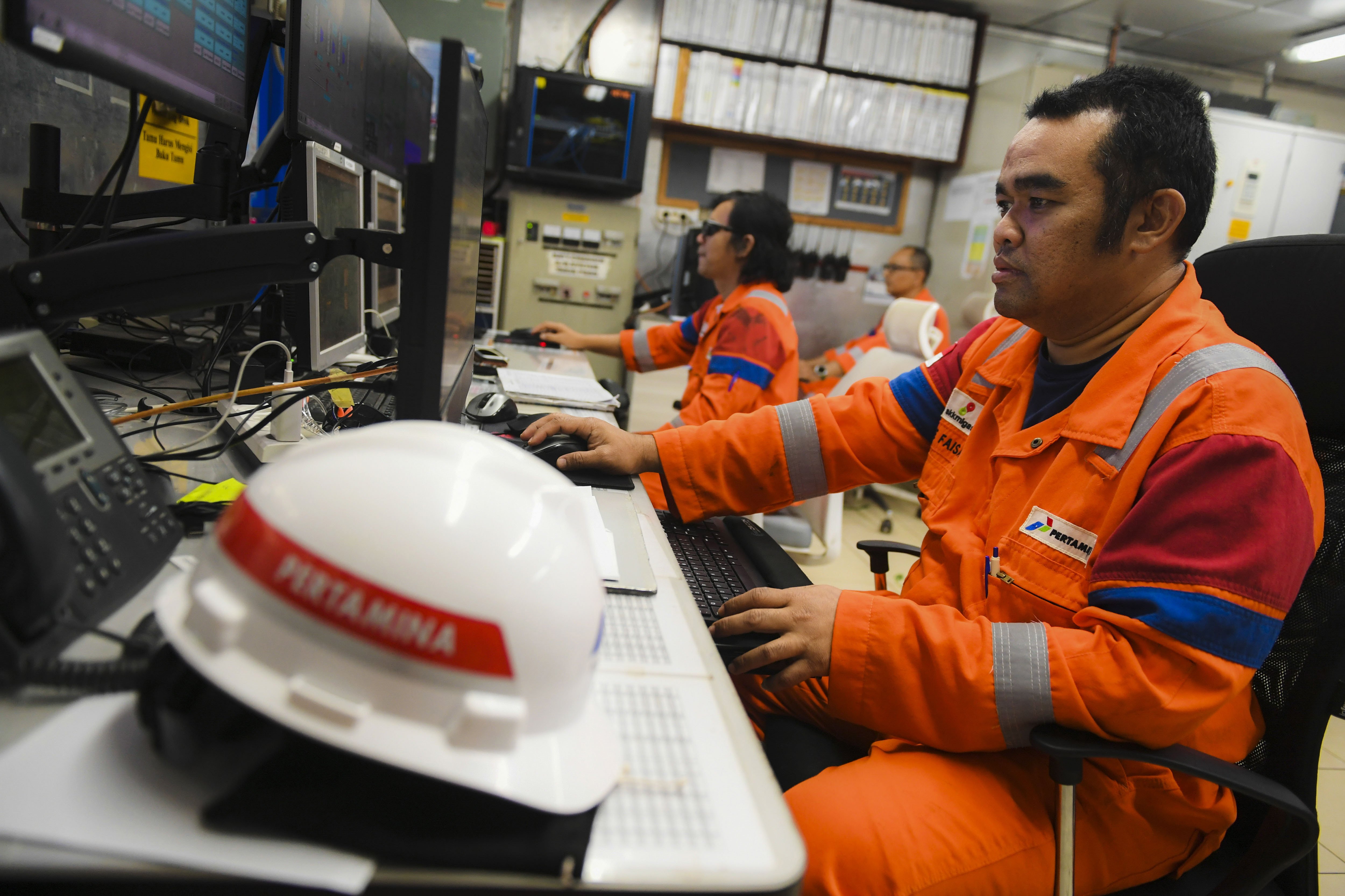 Pekerja bekerja di ruang kontrol anjungan lepas pantai Yakin Field, Kalimantan Timur.