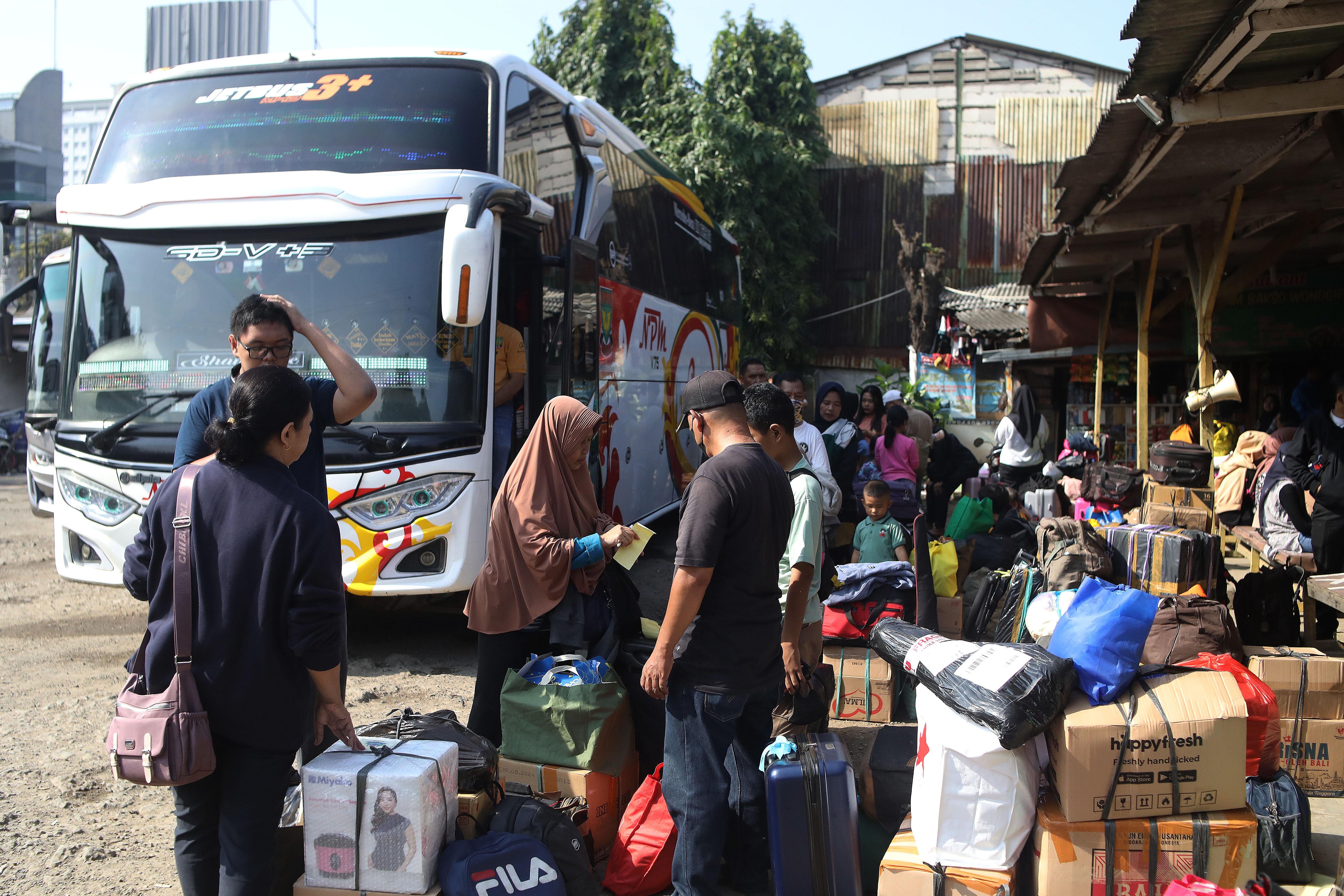 Pemudik mempersiapkan barang sebelum memasuki bus di Terminal Pondok Pinang, Jakarta, Minggu (7/4/2024). Terminal Pondok Pinang ramai dipadati oleh pemudik yang akan melakukan perjalan ke sejumlah daerah di Pulau Jawa, Madura, dan Sumatera pada H-3 Idul Fitri 1445 H.