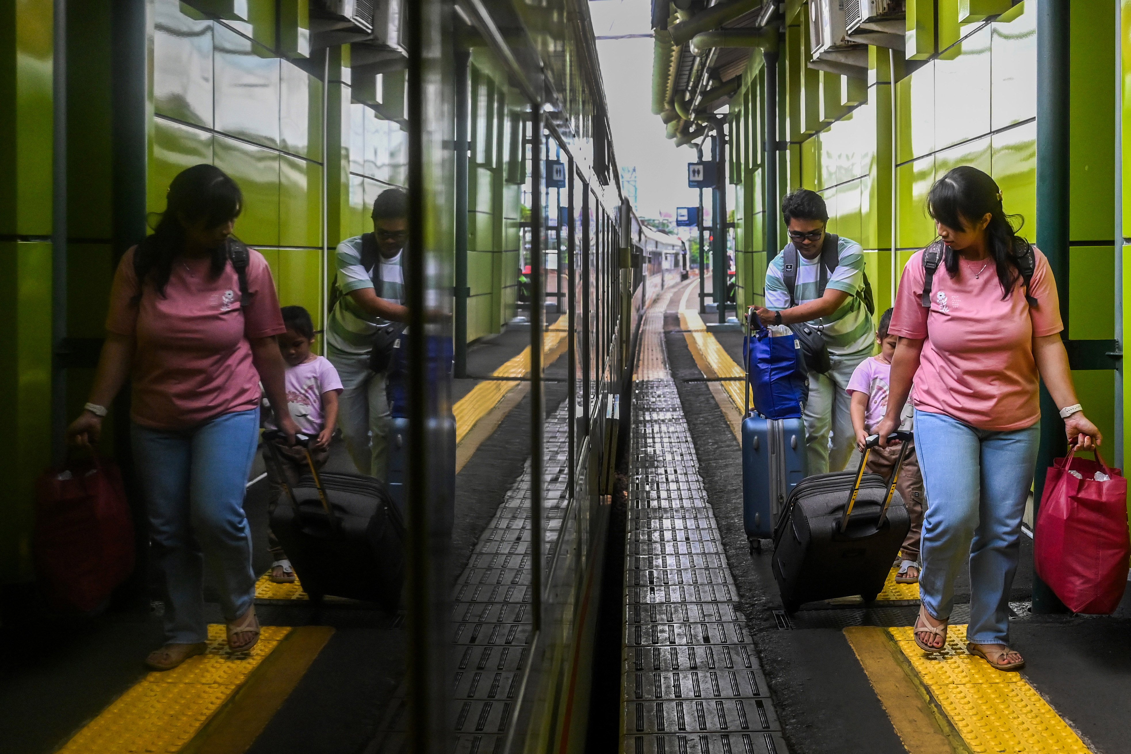 Sejumlah pemudik kereta api Argo Sindoro berjalan keluar setibanya di Stasiun Gambir, Jakarta, Senin (15/4/2024). Menurut data PT Kereta Api Indonesia (Persero) Daop 1 Jakarta, pada arus balik H+4 Lebaran atau Senin (15/4) sebanyak 15.000 penumpang kereta api akan tiba di Stasiun Gambir. 