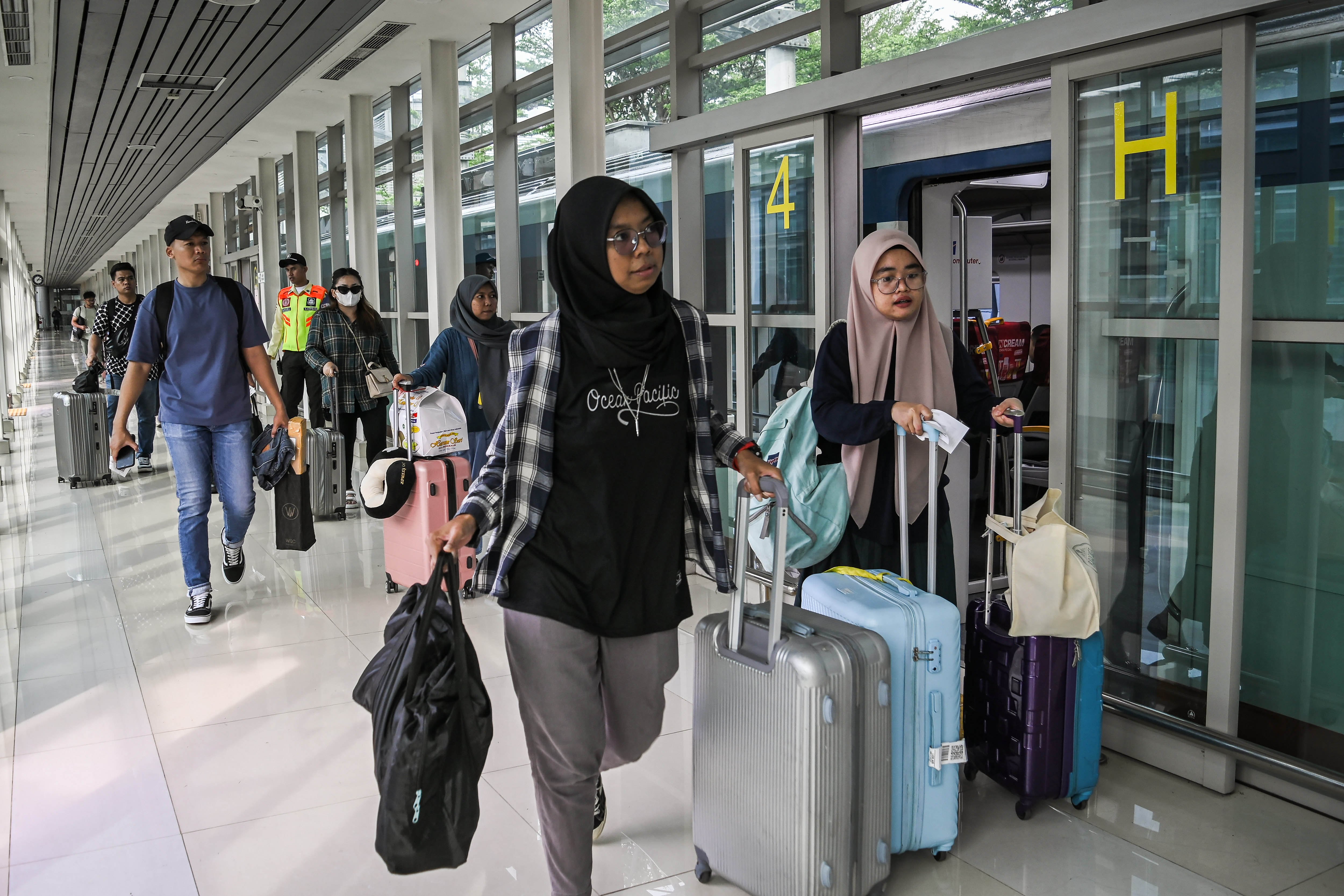 Sejumlah warga membawa barang bawaan setibanya di Stasiun Bandara Soekarno Hatta, Kota Tangerang, Banten, Minggu (14/4/2024). Angkasa Pura II mencatat data rencana kedatangan sebanyak 92.636 penumpang pada (14/4) dan pada puncak arus balik Lebaran Senin (15/4) diprediksi mencapai 190.000 kedatangan penumpang. 