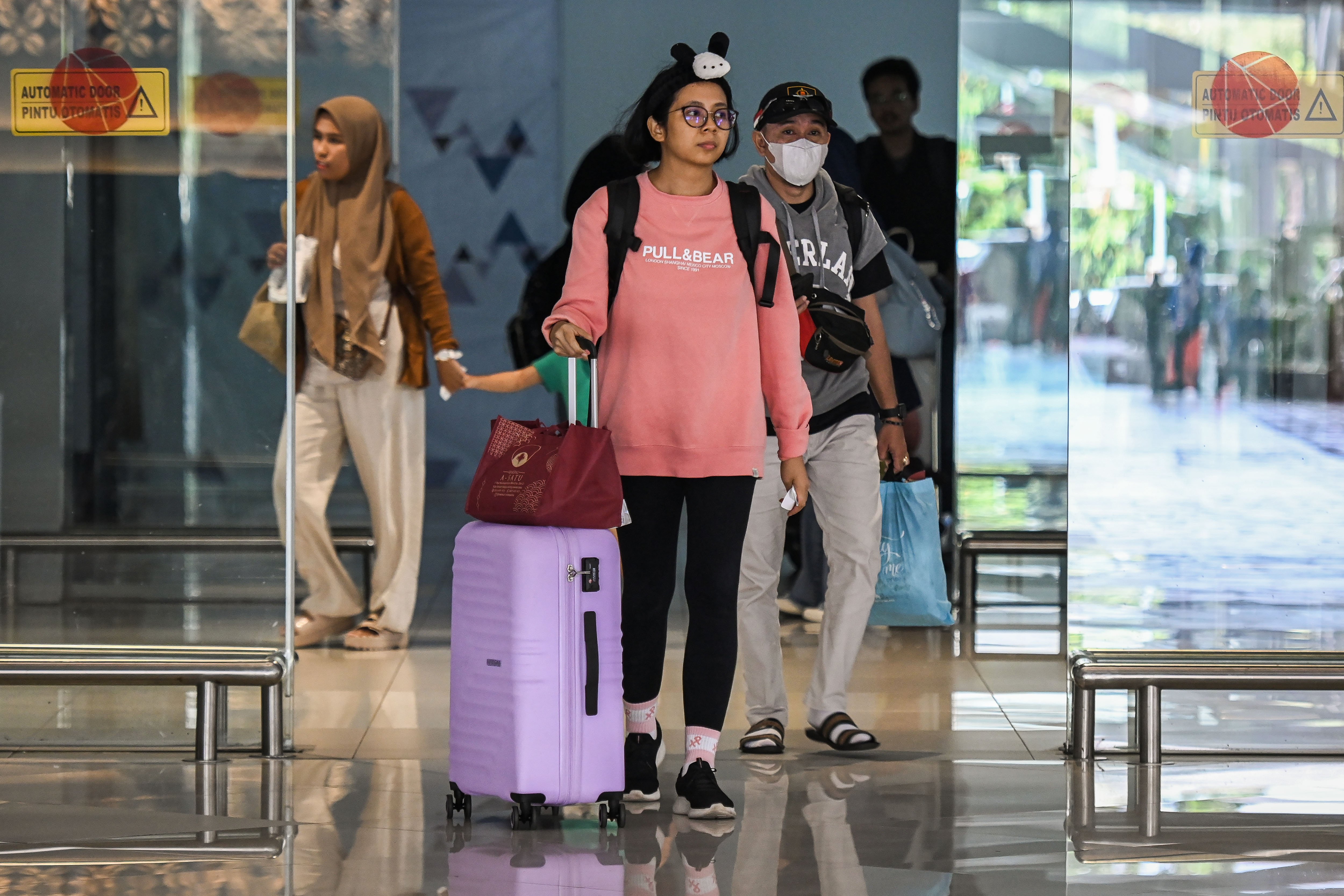 Sejumlah warga membawa barang bawaan setibanya di Bandara Soekarno Hatta, Kota Tangerang, Banten, Minggu (14/4/2024). Angkasa Pura II mencatat data rencana kedatangan sebanyak 92.636 penumpang pada (14/4) dan pada puncak arus balik Lebaran Senin (15/4) diprediksi mencapai 190.000 kedatangan penumpang. 