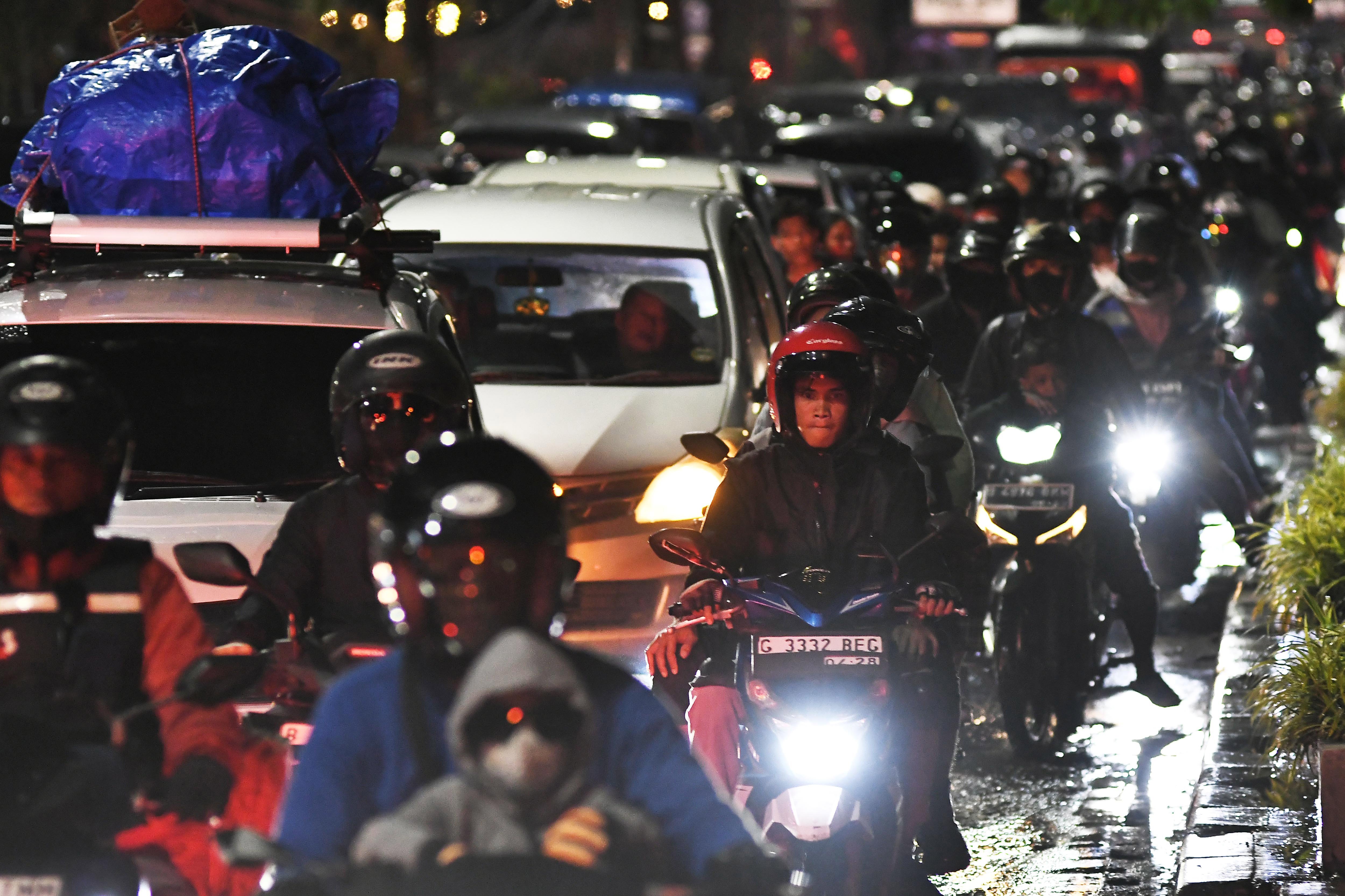Sejumlah pemudik dengan sepeda motor dan mobil melintas di Jalan Chairil Anwar, Bekasi, Jawa Barat, Minggu (14/4/2024). Pada H+4 lebaran jalan tersebut dipadati pemudik yang menggunakan sepeda motor dan bus yang menurunkan penumpang di pinggir jalan. 