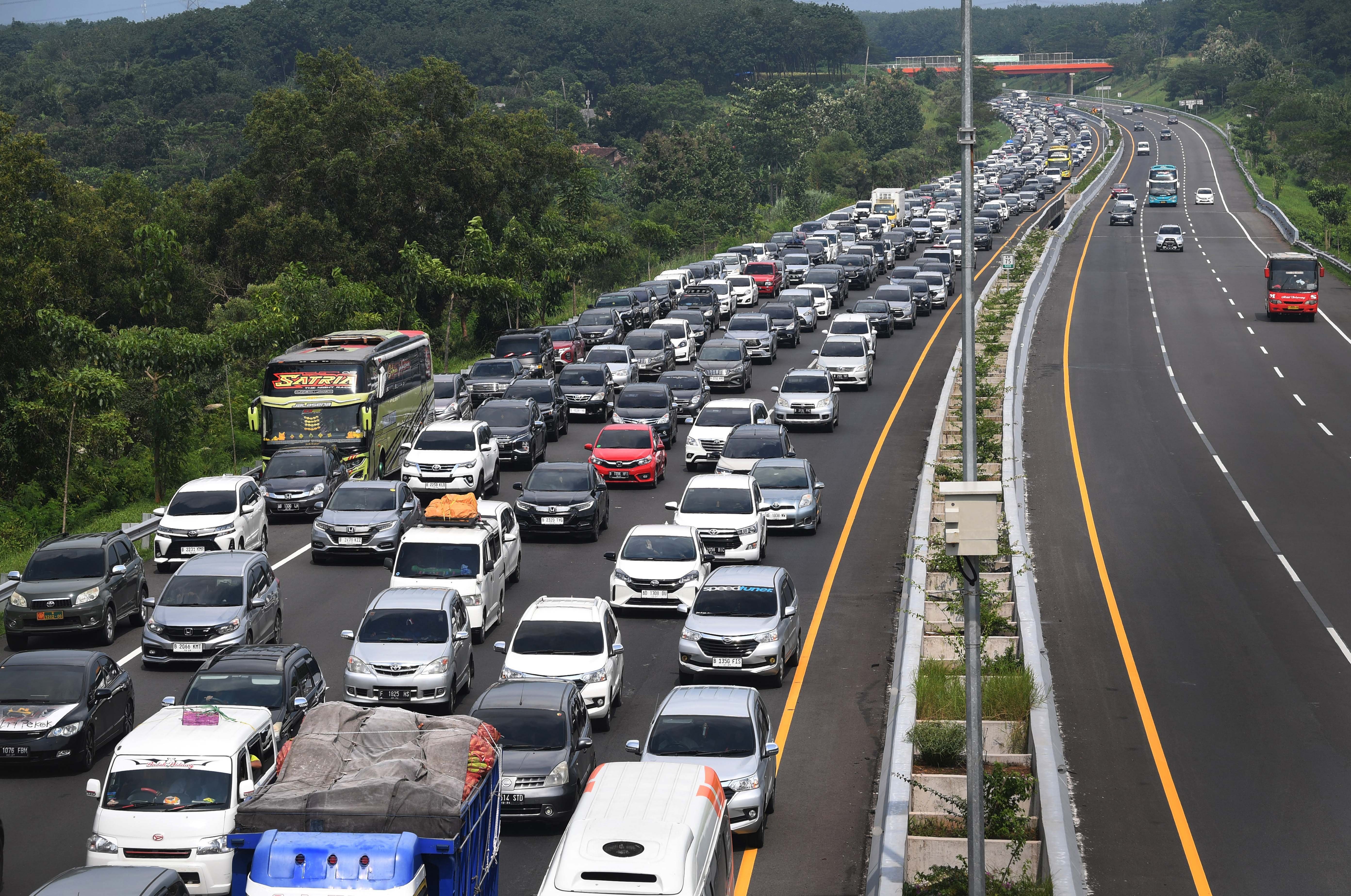 Kendaraan terjebak kemacetan di jalur satu arah atau one way Tol Cikopo-Palimanan, Karawang KM 75, Jawa Barat, Minggu (14/4/2024). Kemacetan yang mengular sekitar 5 km dari KM 77 itu terjadi akibat penyempitan jalur contraflow di KM 72. 