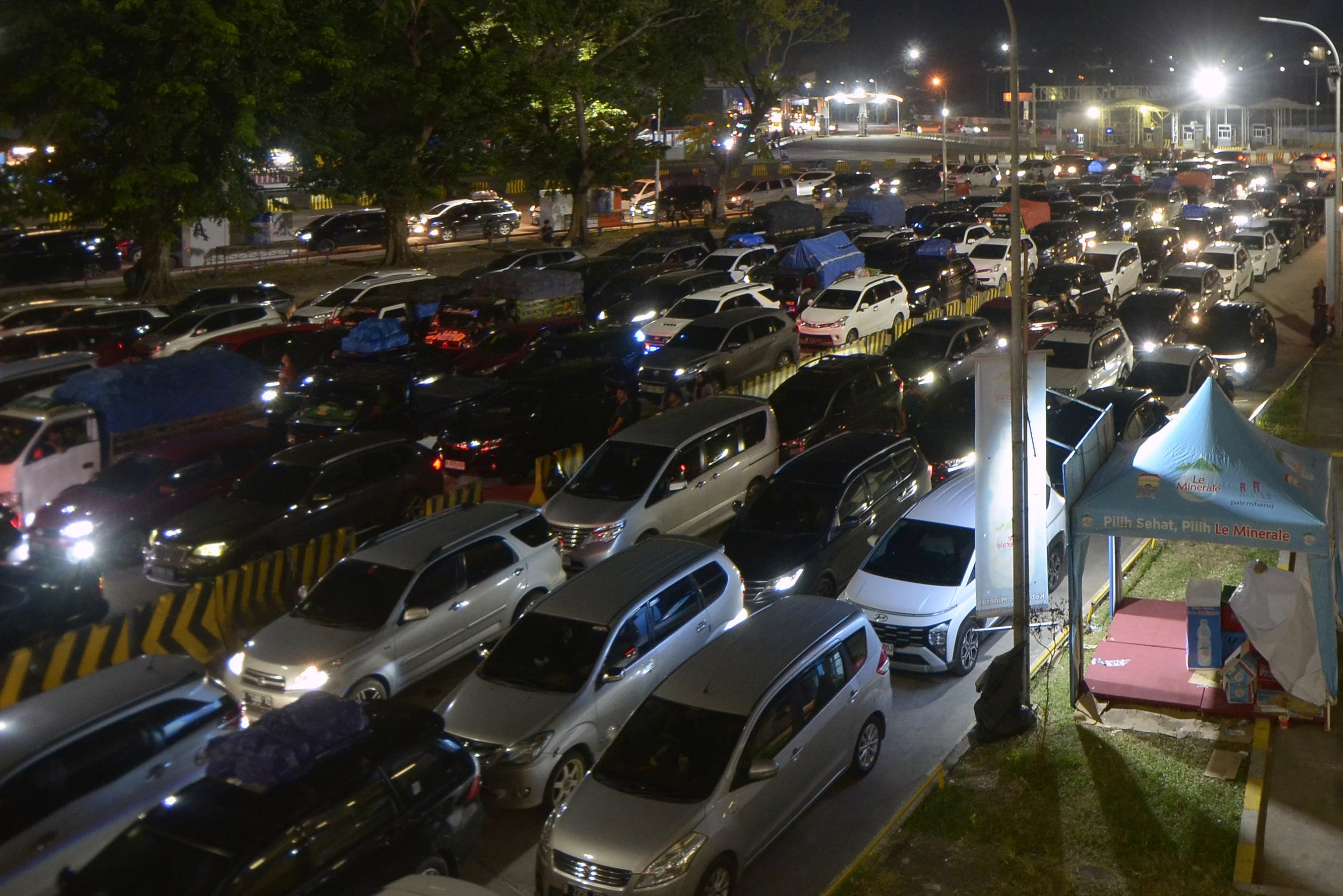 Sejumlah kendaraan antre menunggu jadwal naik ke atas kapal di Dermaga Reguler Pelabuhan Bakauheni, Lampung Selatan, Lampung, Senin (15/4/2024). Menurut data Posko Bakauheni selama 24 jam terakhir, total kendaraan yang telah menyeberang dari Pulau Sumatera menuju Pulau Jawa sejak H+4 mencapai 93.025 unit kendaraan dengan total penumpang yang telah menyebrang sebanyak 387.204 orang dan diperkirakan puncak arus balik di Bakauheni terjadi tanggal 13 - 15 April 2024. 