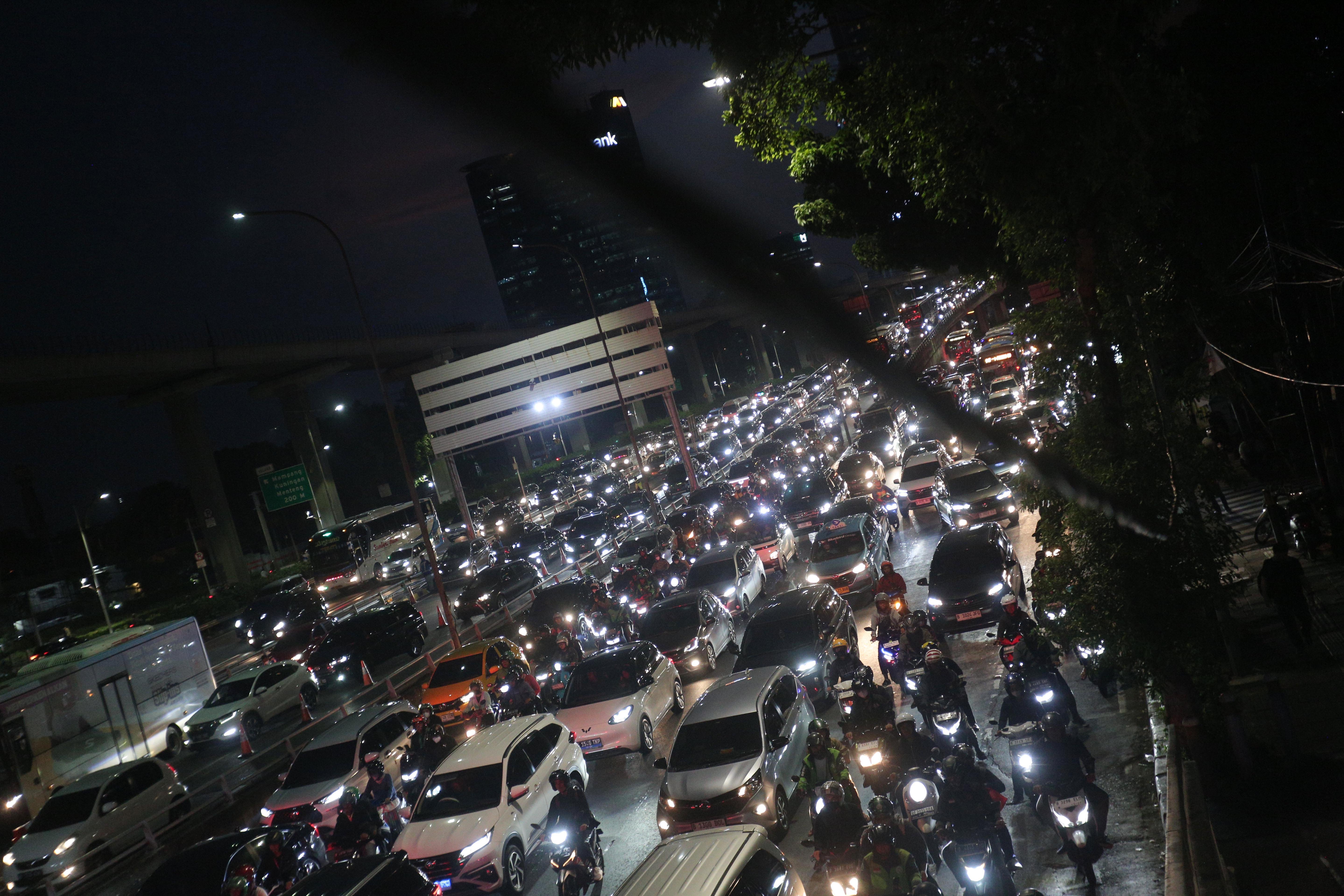 Sejumlah kendaraan terjebak kemacetan saat jam pulang kerja di Jalan Gatot Subroto, Jakarta, Selasa (16/4/2024). Pada hari pertama masuk kerja usai cuti bersama Hari Raya Idul Fitri 1445 H, ruas jalan di Jakarta mulai dipadati kendaraan sehingga menyebabkan kembali terjadinya kemacetan.
