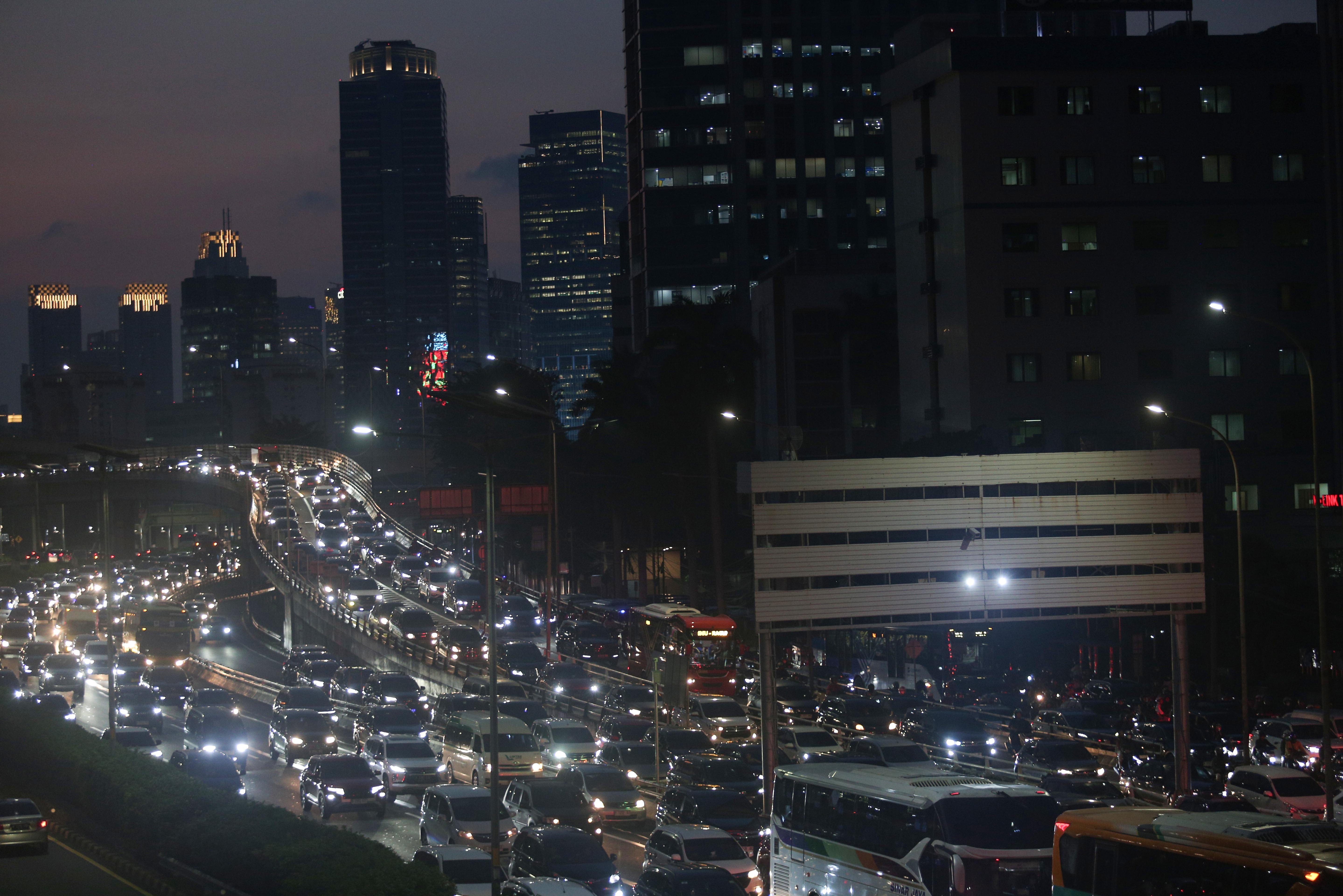 Sejumlah kendaraan terjebak kemacetan saat jam pulang kerja di Jalan Gatot Subroto, Jakarta, Selasa (16/4/2024). Pada hari pertama masuk kerja usai cuti bersama Hari Raya Idul Fitri 1445 H, ruas jalan di Jakarta mulai dipadati kendaraan sehingga menyebabkan kembali terjadinya kemacetan.