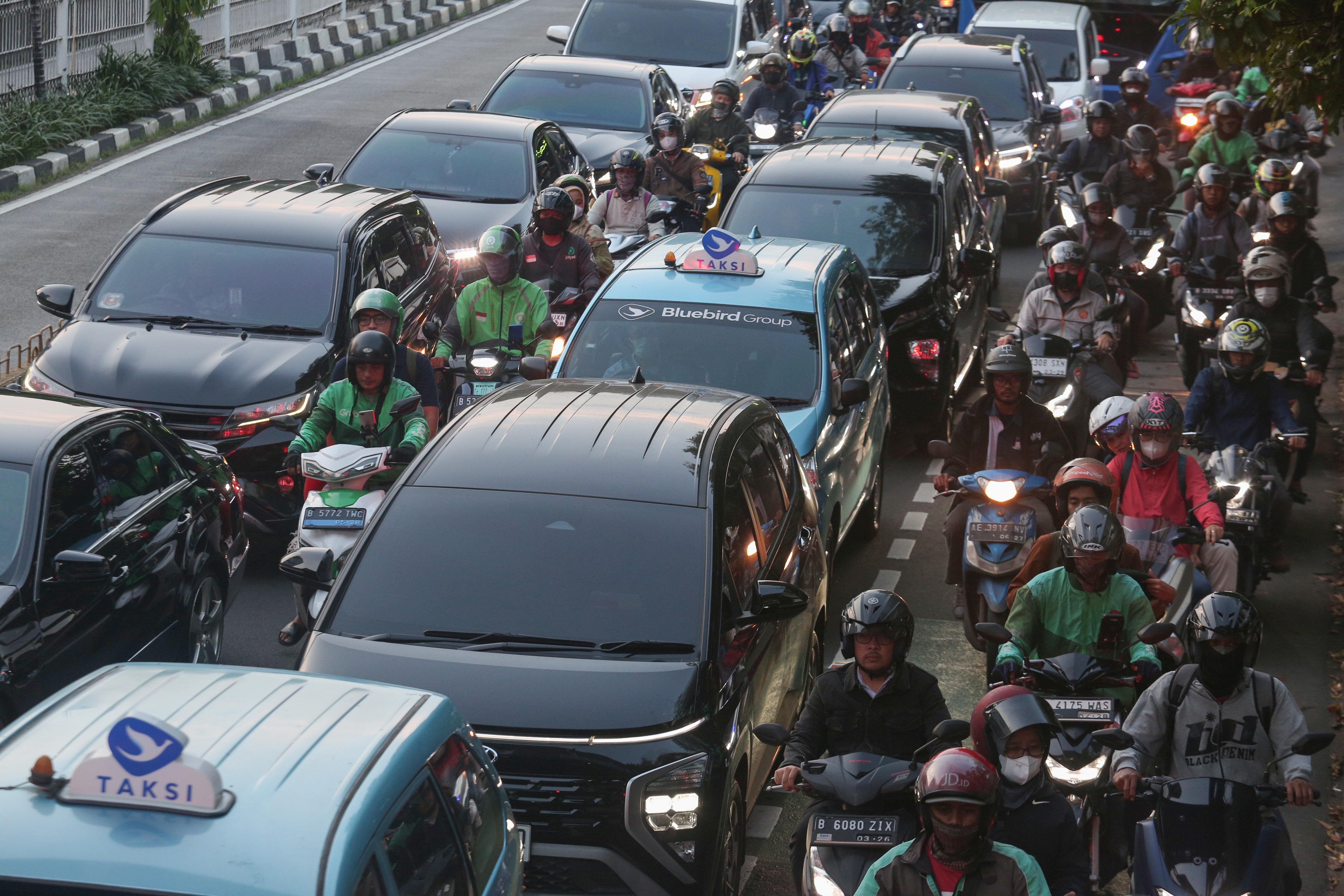 Sejumlah kendaraan terjebak kemacetan saat jam pulang kerja di Jalan Mampang Prapatan Raya, Jakarta, Selasa (16/4/2024). Pada hari pertama masuk kerja usai cuti bersama Hari Raya Idul Fitri 1445 H, ruas jalan di Jakarta mulai dipadati kendaraan sehingga menyebabkan kembali terjadinya kemacetan.