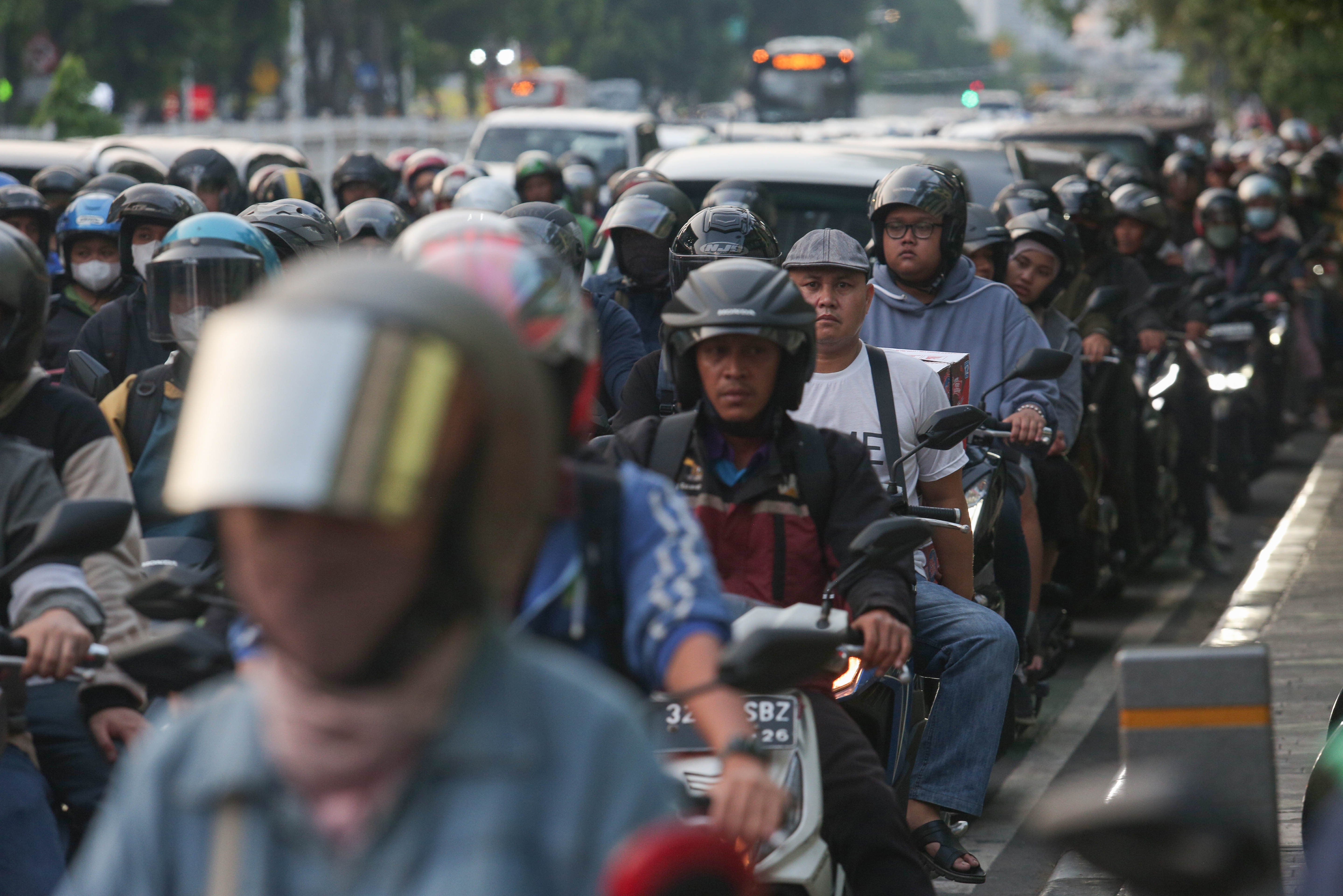 Sejumlah kendaraan terjebak kemacetan saat jam pulang kerja di Jalan Mampang Prapatan Raya, Jakarta, Selasa (16/4/2024). Pada hari pertama masuk kerja usai cuti bersama Hari Raya Idul Fitri 1445 H, ruas jalan di Jakarta mulai dipadati kendaraan sehingga menyebabkan kembali terjadinya kemacetan.