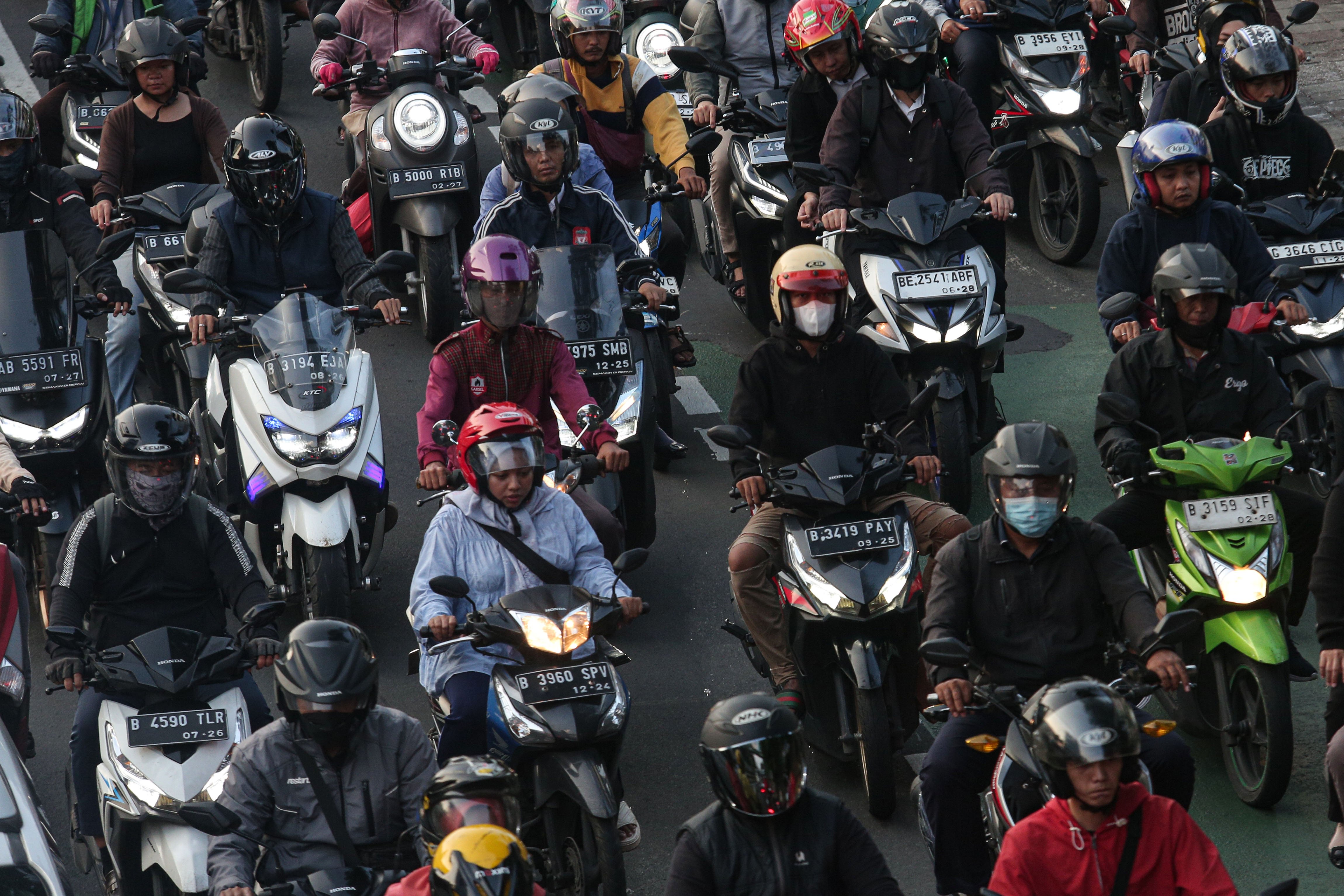Sejumlah kendaraan bermotor terjebak kemacetan saat jam pulang kerja di Jalan Mampang Prapatan Raya, Jakarta, Selasa (16/4/2024). Pada hari pertama masuk kerja usai cuti bersama Hari Raya Idul Fitri 1445 H, ruas jalan di Jakarta mulai dipadati kendaraan sehingga menyebabkan kembali terjadinya kemacetan.