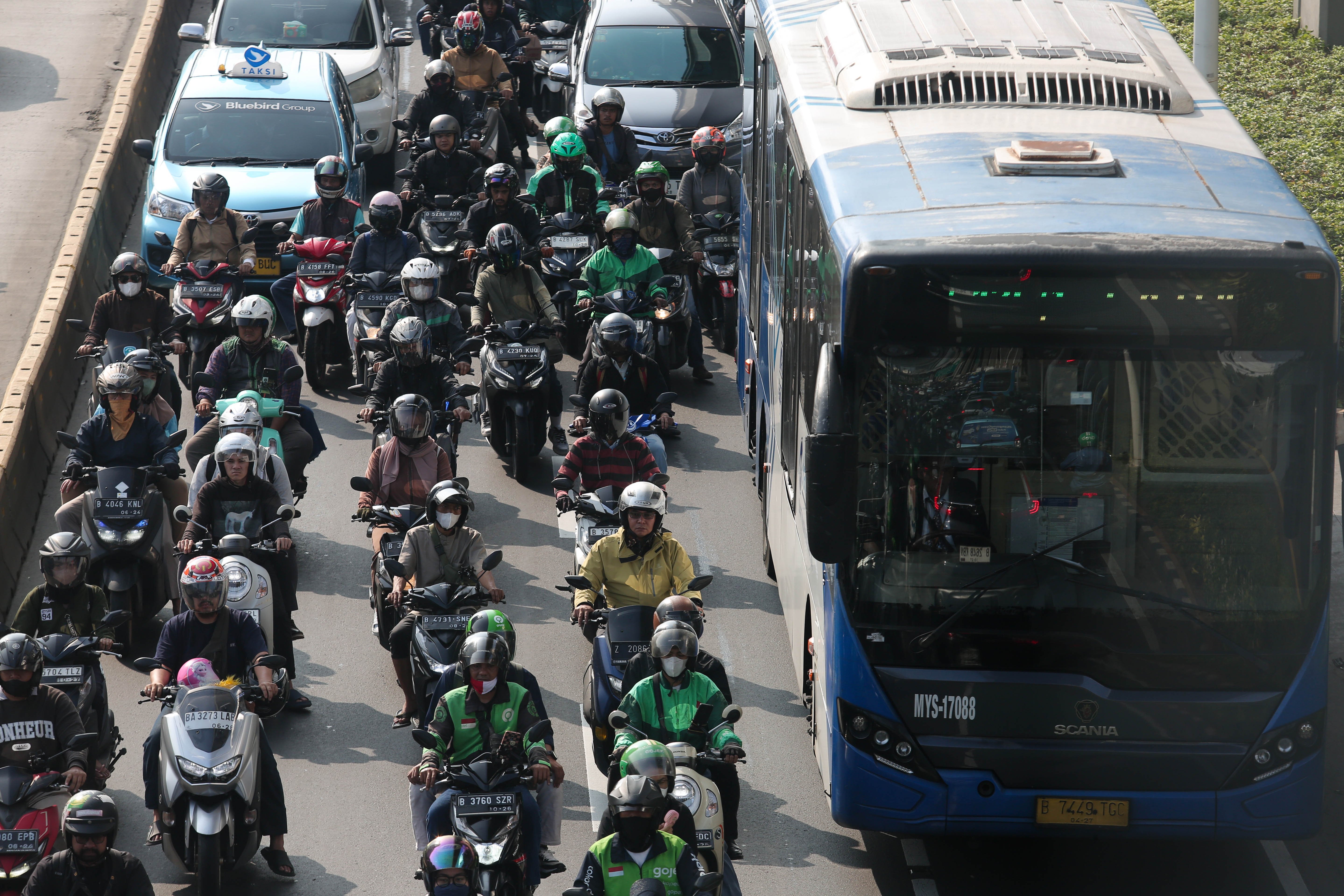Sejumlah kendaraan terjebak kemacetan saat jam berangkat kerja di Jalan Gatot Subroto, Jakarta, Selasa (16/4/2024). Pada hari pertama masuk kerja usai cuti bersama Hari Raya Idul Fitri 1445 H, ruas jalan di Jakarta mulai dipadati kendaraan sehingga menyebabkan kembali terjadinya kemacetan.