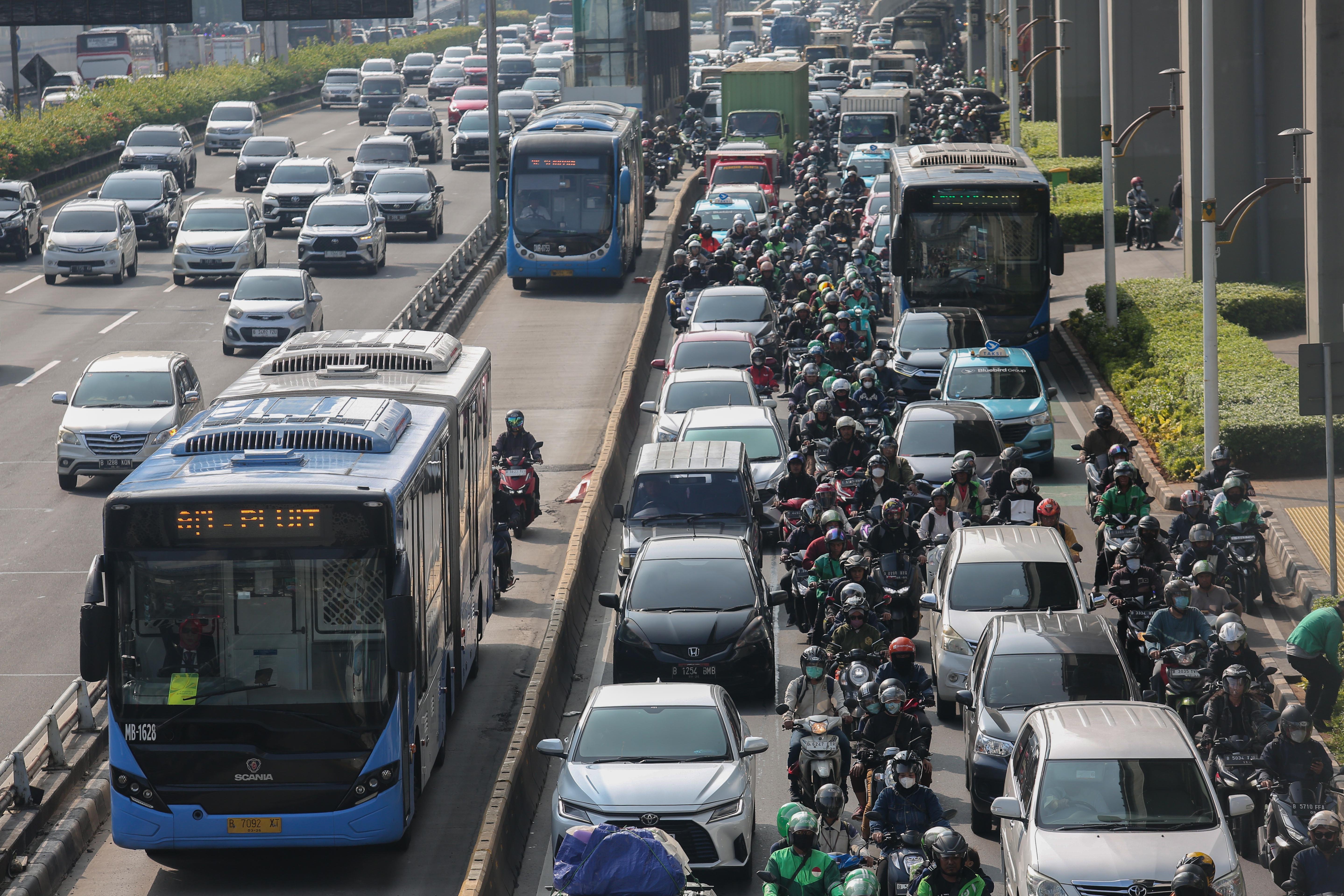 Sejumlah kendaraan terjebak kemacetan saat jam berangkat kerja di Jalan Gatot Subroto, Jakarta, Selasa (16/4/2024). Pada hari pertama masuk kerja usai cuti bersama Hari Raya Idul Fitri 1445 H, ruas jalan di Jakarta mulai dipadati kendaraan sehingga menyebabkan kembali terjadinya kemacetan.