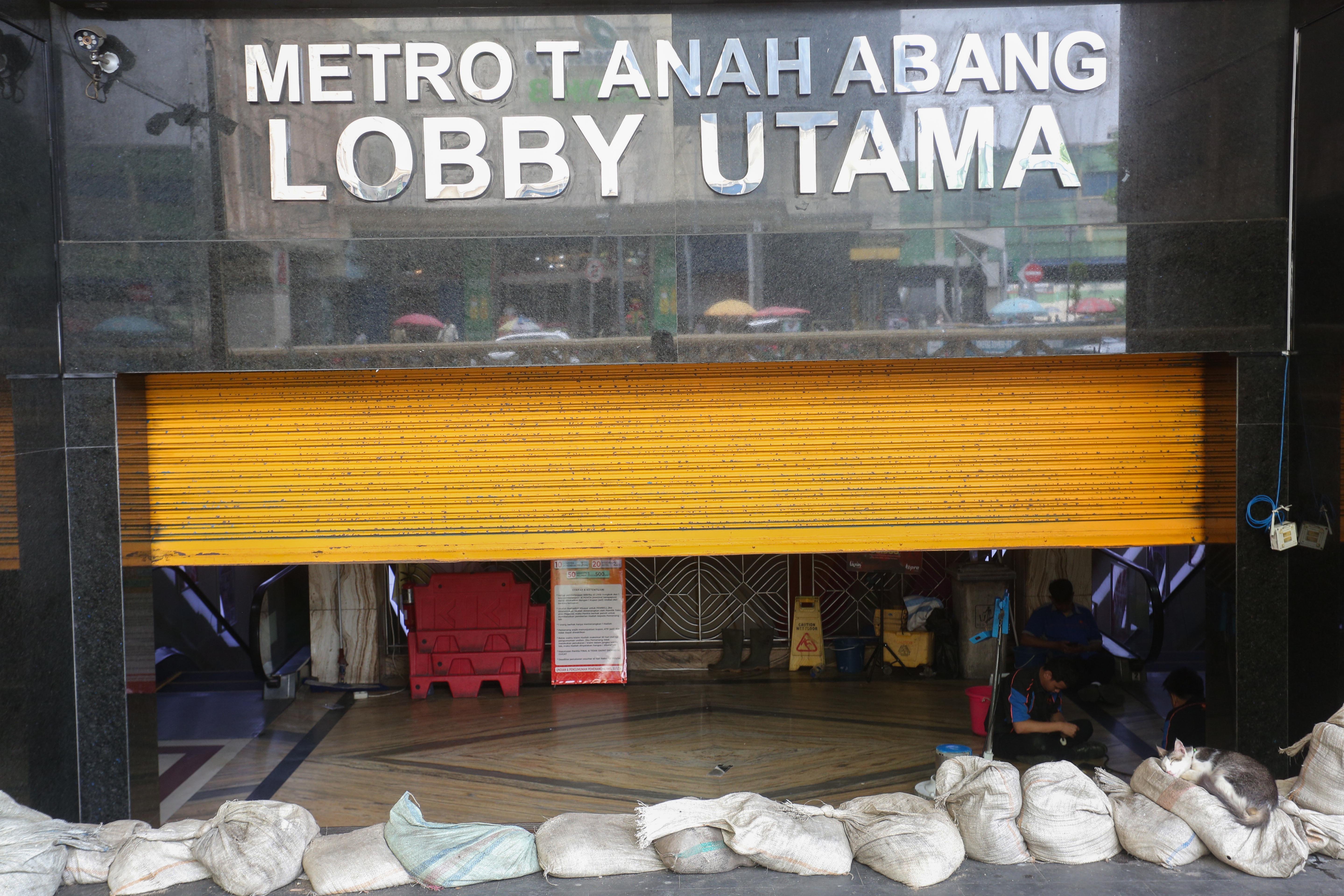 Sejumlah pekerja beristirahat di Lobby Utama Metro Tanah Abang saat tutup, di Jakarta, Rabu (17/4/2024). Dalam rangka perawatan gedung dan peralatan pendukung operasional, pengelola Metro Tanah Abang menutup kawasan perbelanjaan tersebut dari 10 hingga 17 April 2024.