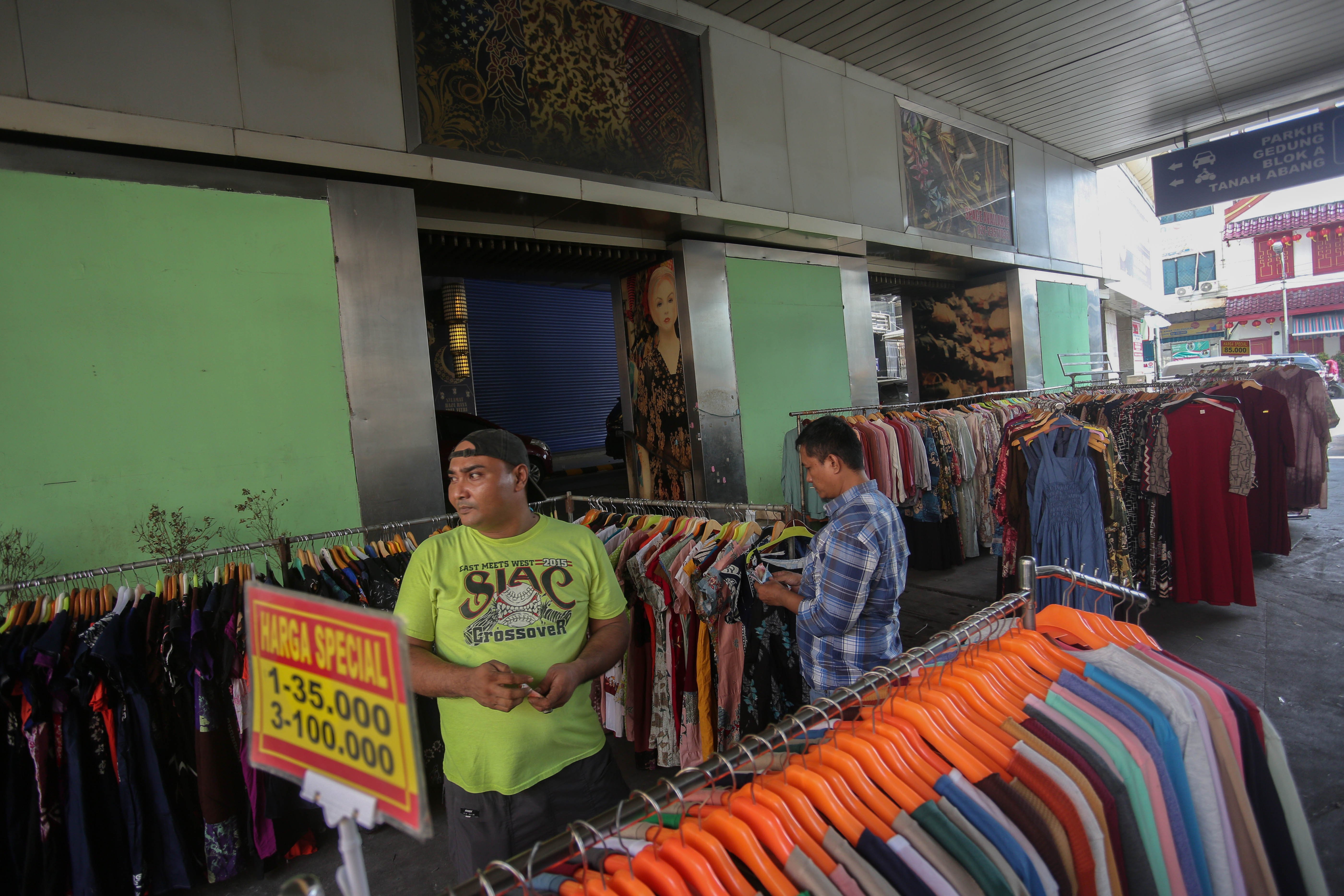 Pedagang berjualan di luar area Pasar Blok A Tanah Abang saat tutup di Jakarta, Rabu (17/4/2024). Dalam rangka perawatan gedung dan peralatan pendukung operasional, pengelola Pasar Blok A Tanah Abang menutup kawasan perbelanjaan tersebut dari 10 hingga 21 April 2024.